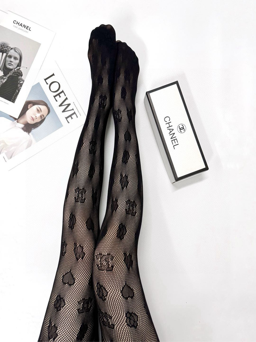 NO:299843,.Compatible with packaging [one box, one pair] Chanel sexy charming net stockings, the right version of the high-quality product!  It’s good to see the explosion, European and American big-name stockings, a must-have item for trendy people in autumn and winter, and they are super high-quality and fashionable, ah ah ah ah~~ Recommended and recommended~~ Must-in-one small items!  !  socks, stockings, socks, chanel, chanel, socks19860909.配包装【一盒一双】Chanel 香奈儿性感魅惑网袜 对版高货！ 好看到爆炸 ,欧美大牌丝袜 潮人秋冬必备单品 ,搭配起来超高逼格 ,时髦度爆表啊啊啊啊～～推荐推荐推荐～～必入时髦小单品！！袜子,丝袜,袜子,chanel,chanel,socks,accessory