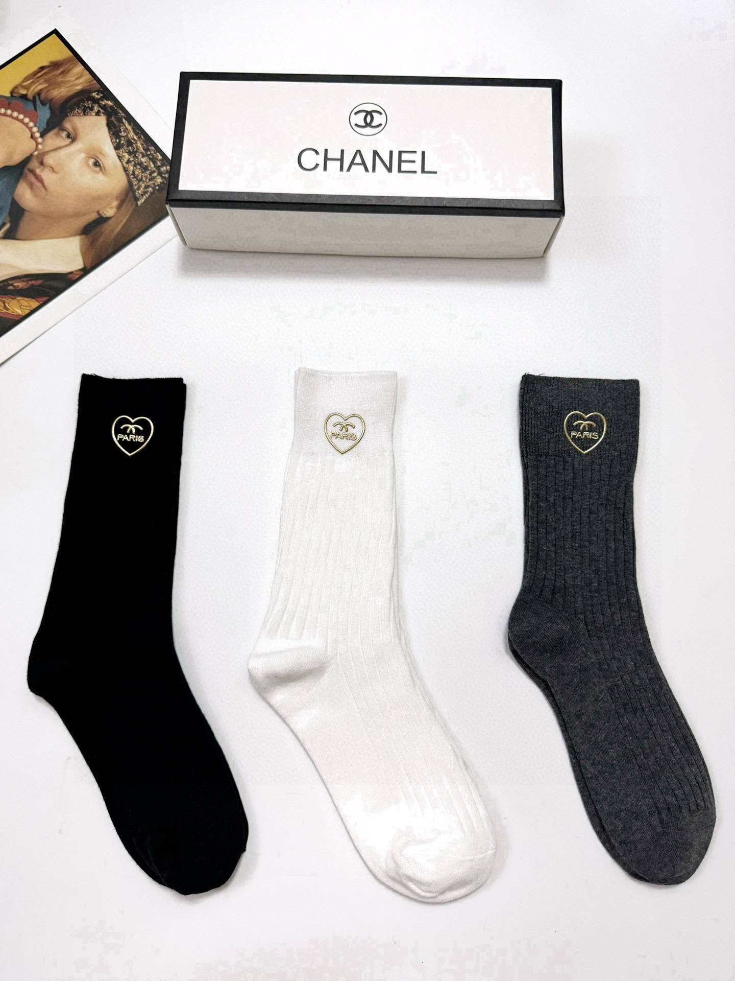 NO:299820,Packaging [one box 3 pairs] Chanel Classic letter logo Pure cotton mid-tube socks, calf socks ins popular style!  The counter is on sale and you can see the explosion!  Super high quality!  Classic is out of date!  The quality of counter purchasing agents that trendy people must be missing, and it is very easy to wear!  Recommended recommendations~~ Must-in-apple small items!  !  socks, stockings, socks, chanel, chanel, socks19860909配包装【一盒3 双】 Chanel 香奈儿 经典字母logo 纯棉中筒袜 小腿袜 ins爆款！专柜在售ing 好看到爆炸 ！超高品质！经典不过时！潮人必不能少的专柜代购品质 ,巨好穿！推荐推荐推荐～～必入小单品！！袜子,丝袜,袜子,chanel,chanel,socks,accessory