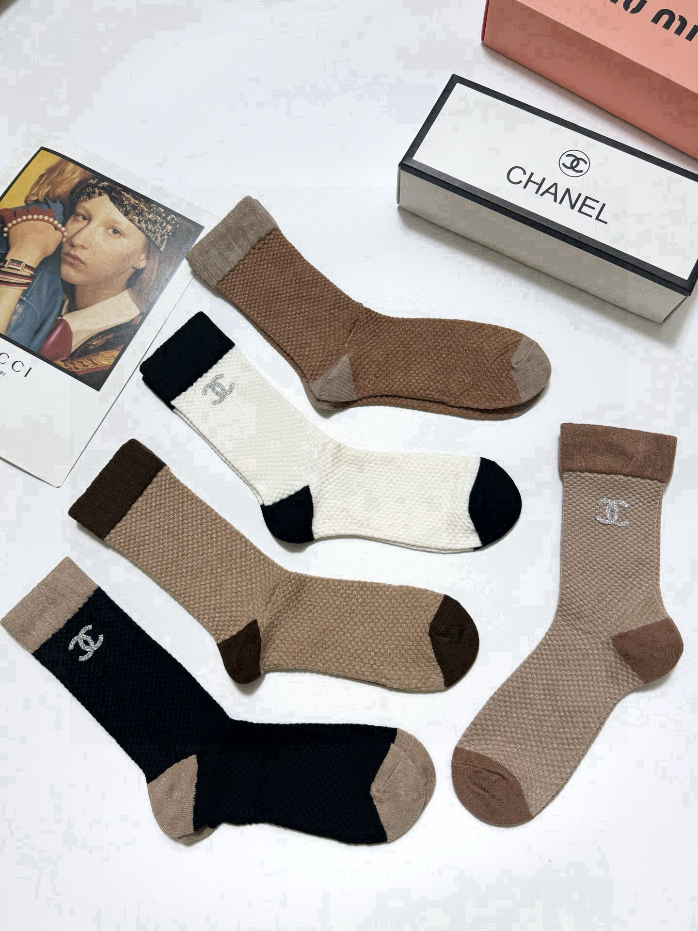  配包装
🌟【一盒5 双】
🌟Chanel 香奈儿 经典字母 logo羊绒 中筒袜  ！超级软糯亲肤！

