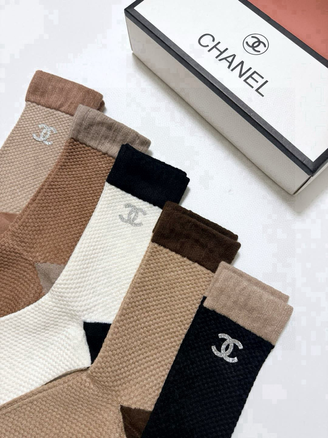  配包装
🌟【一盒5 双】
🌟Chanel 香奈儿 经典字母 logo羊绒 中筒袜  ！超级软糯亲肤！
