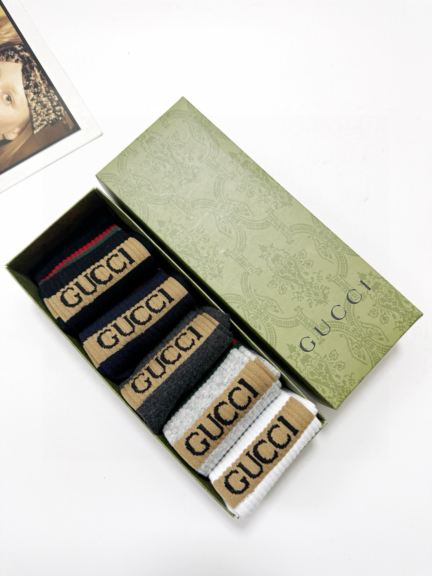  配包装
🌟【一盒5 双】
 🌟Gucci 古琦 经典字母logo 纯棉短筒袜 ，男女同款   ，ins
