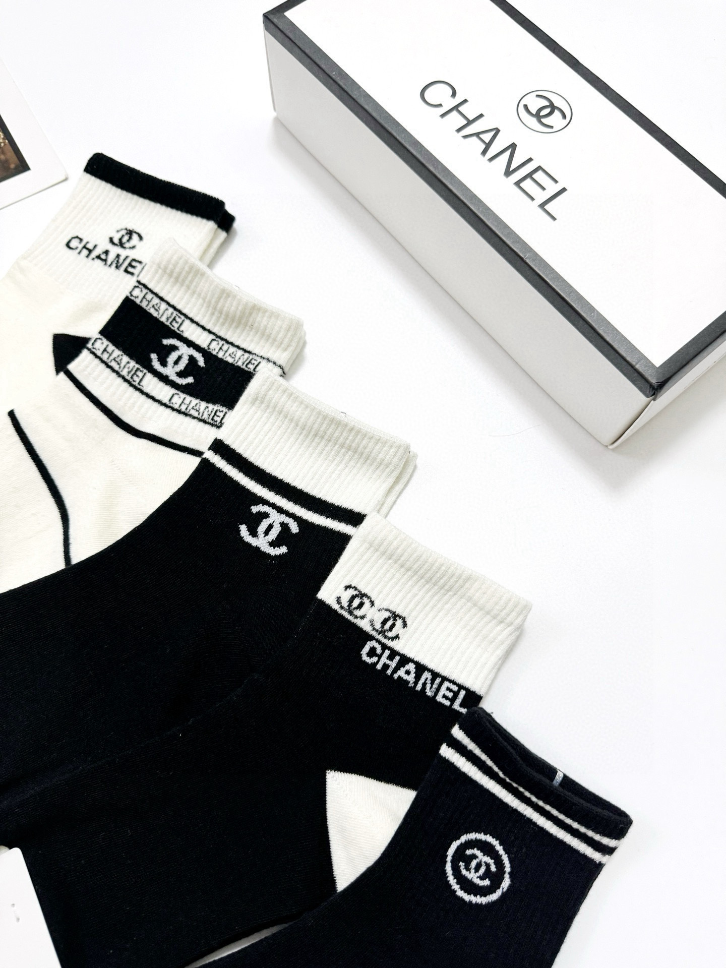  配包装
🌟【一盒5 双】
 🌟Chanel 香奈儿 经典字母logo 纯棉短筒袜 ，男女同款   ，i