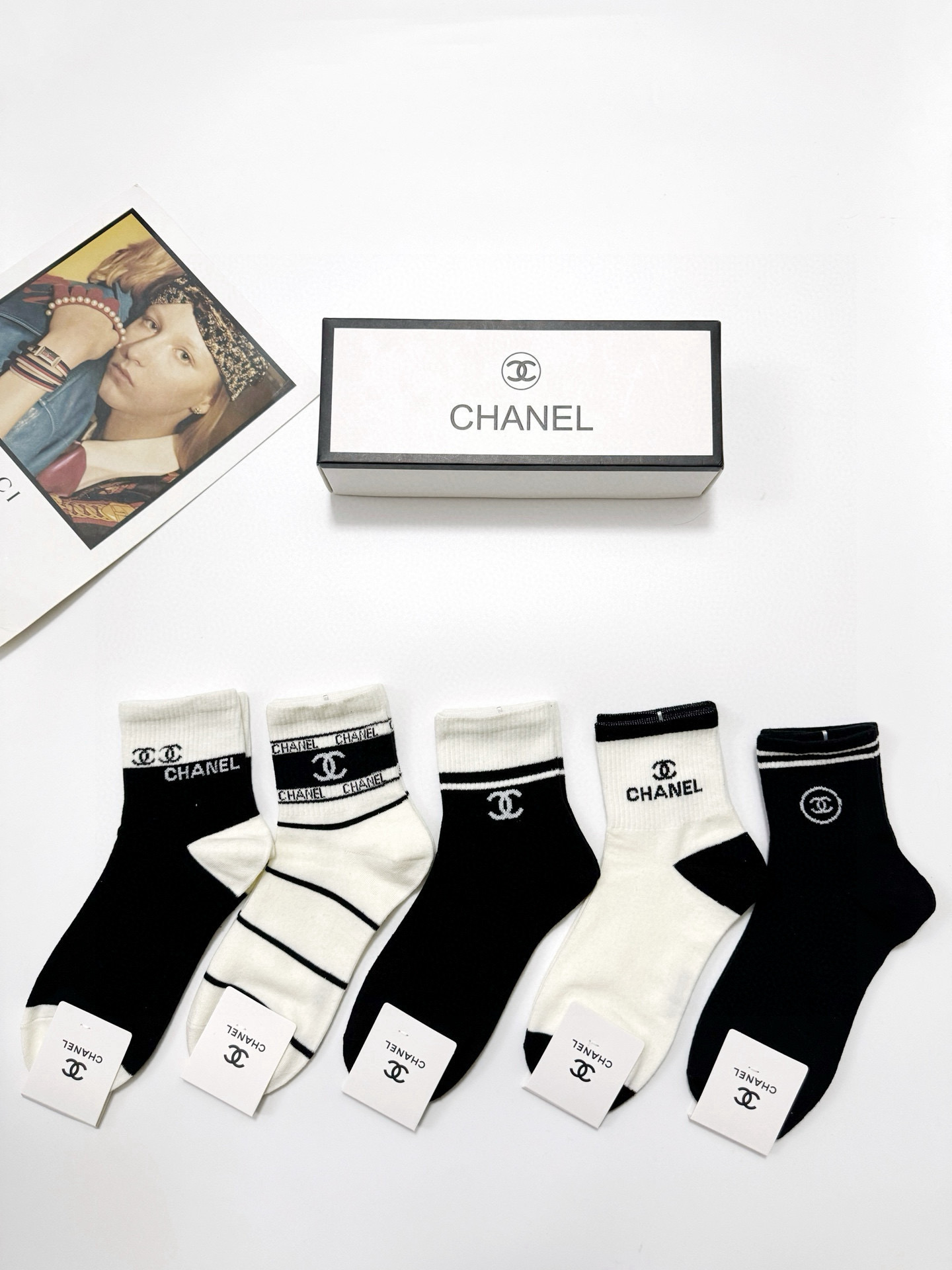  配包装
🌟【一盒5 双】
 🌟Chanel 香奈儿 经典字母logo 纯棉短筒袜 ，男女同款   ，i