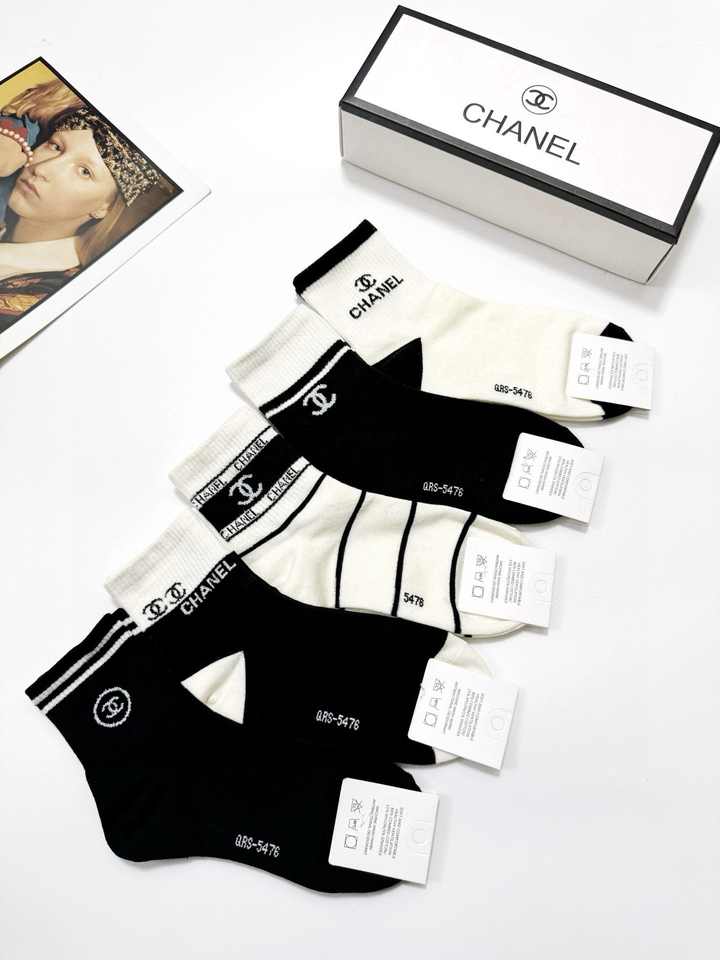  配包装
🌟【一盒5 双】
 🌟Chanel 香奈儿 经典字母logo 纯棉短筒袜 ，男女同款   ，i