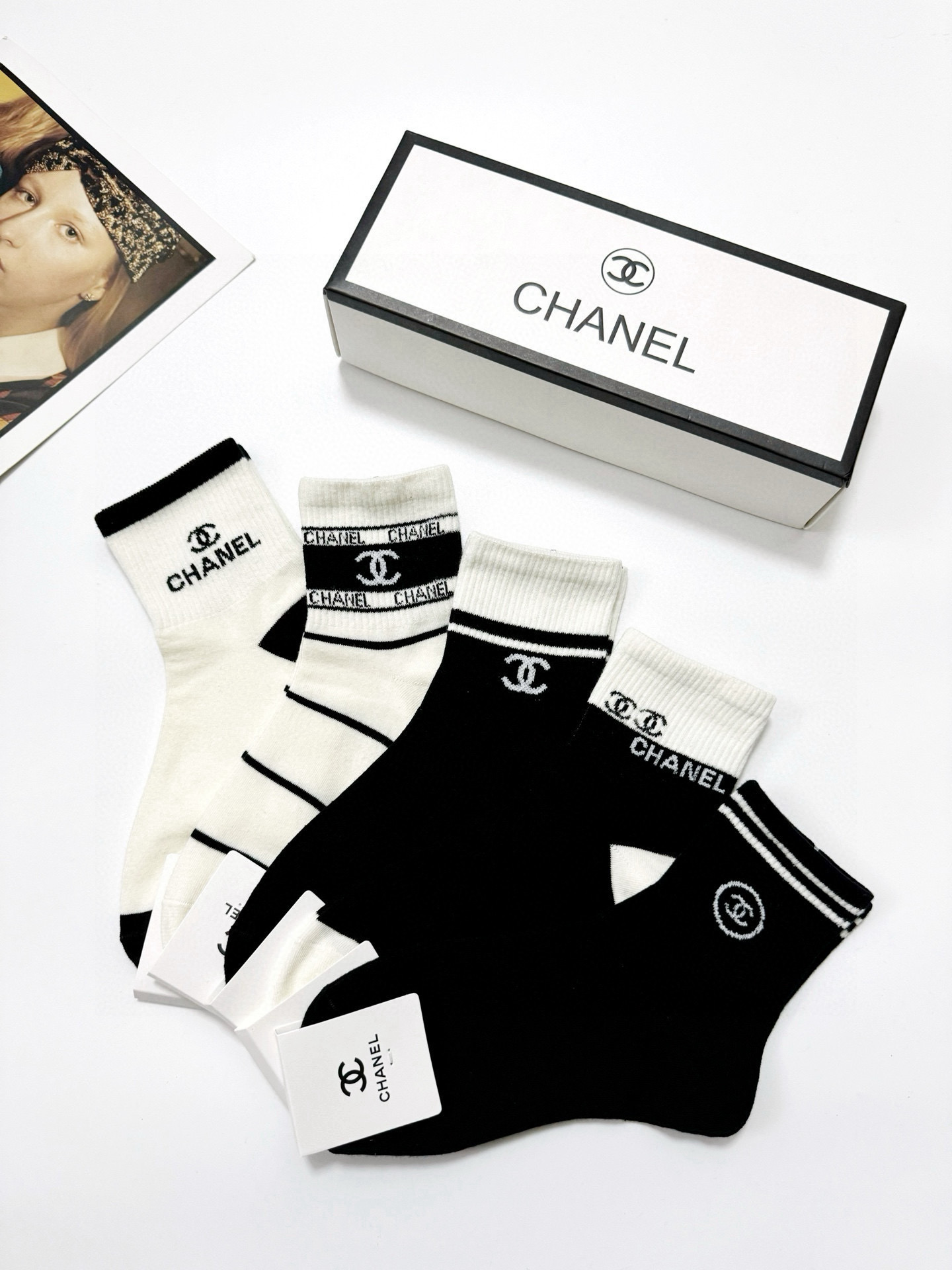  配包装
🌟【一盒5 双】
 🌟Chanel 香奈儿 经典字母logo 纯棉短筒袜 ，男女同款   ，i