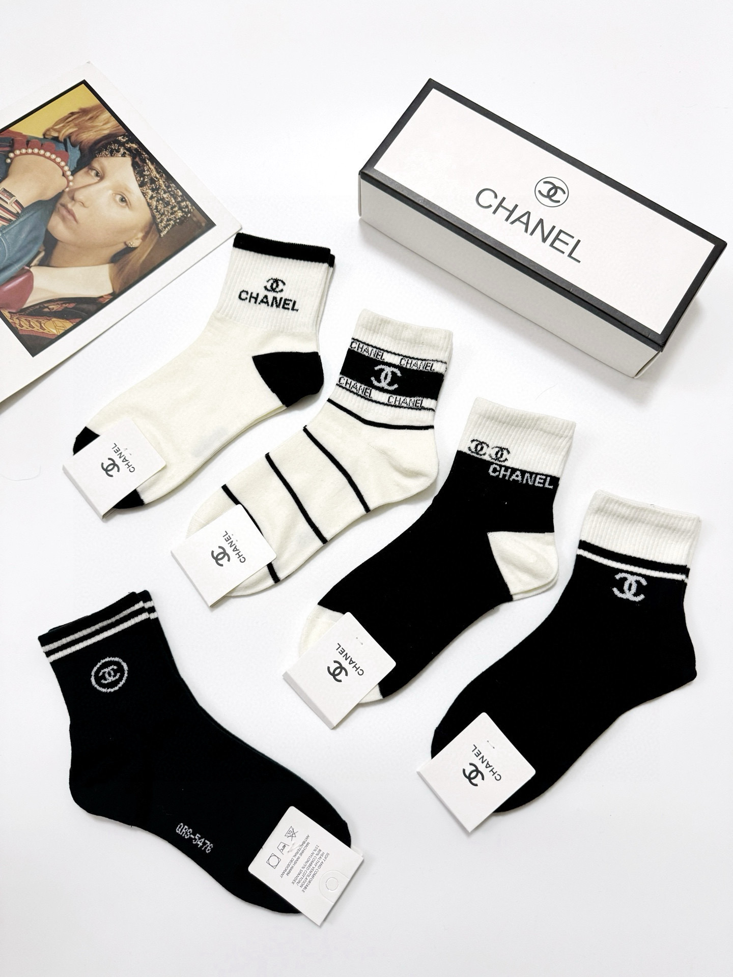  配包装
🌟【一盒5 双】
 🌟Chanel 香奈儿 经典字母logo 纯棉短筒袜 ，男女同款   ，i