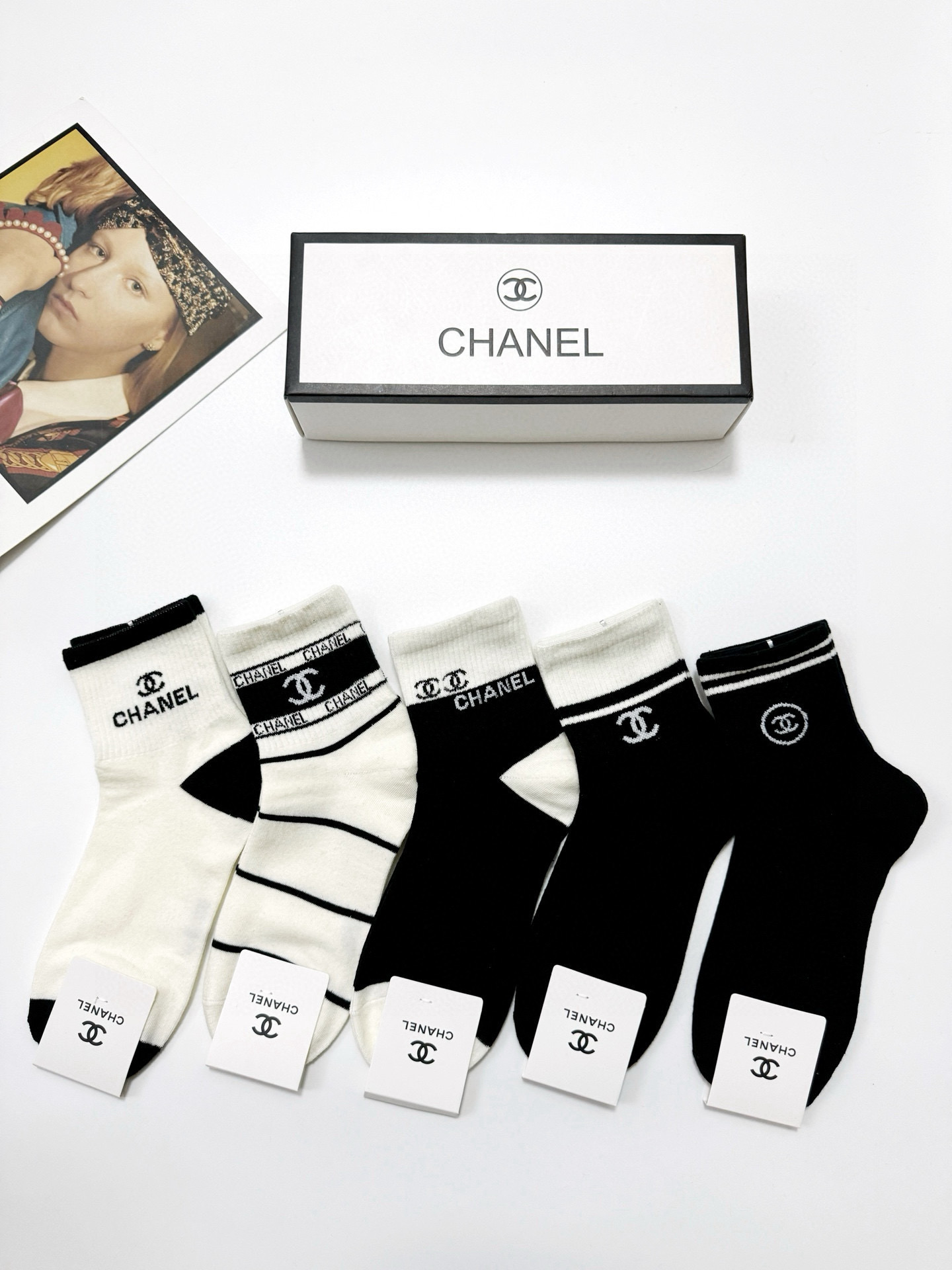  配包装
🌟【一盒5 双】
 🌟Chanel 香奈儿 经典字母logo 纯棉短筒袜 ，男女同款   ，i