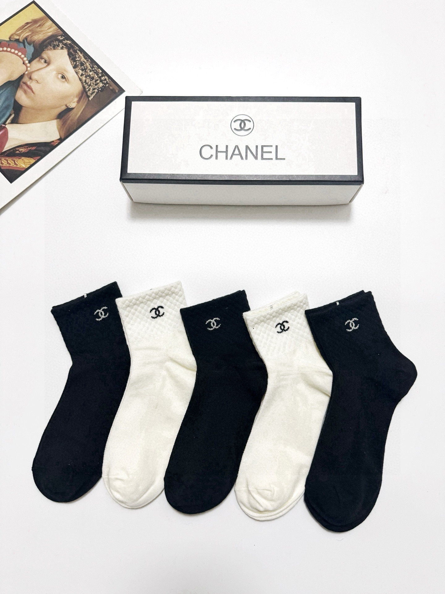  配包装
🌟【一盒5 双】
 🌟Chanel 香奈儿 经典字母logo 纯棉短筒袜 ，ins超火爆短袜，