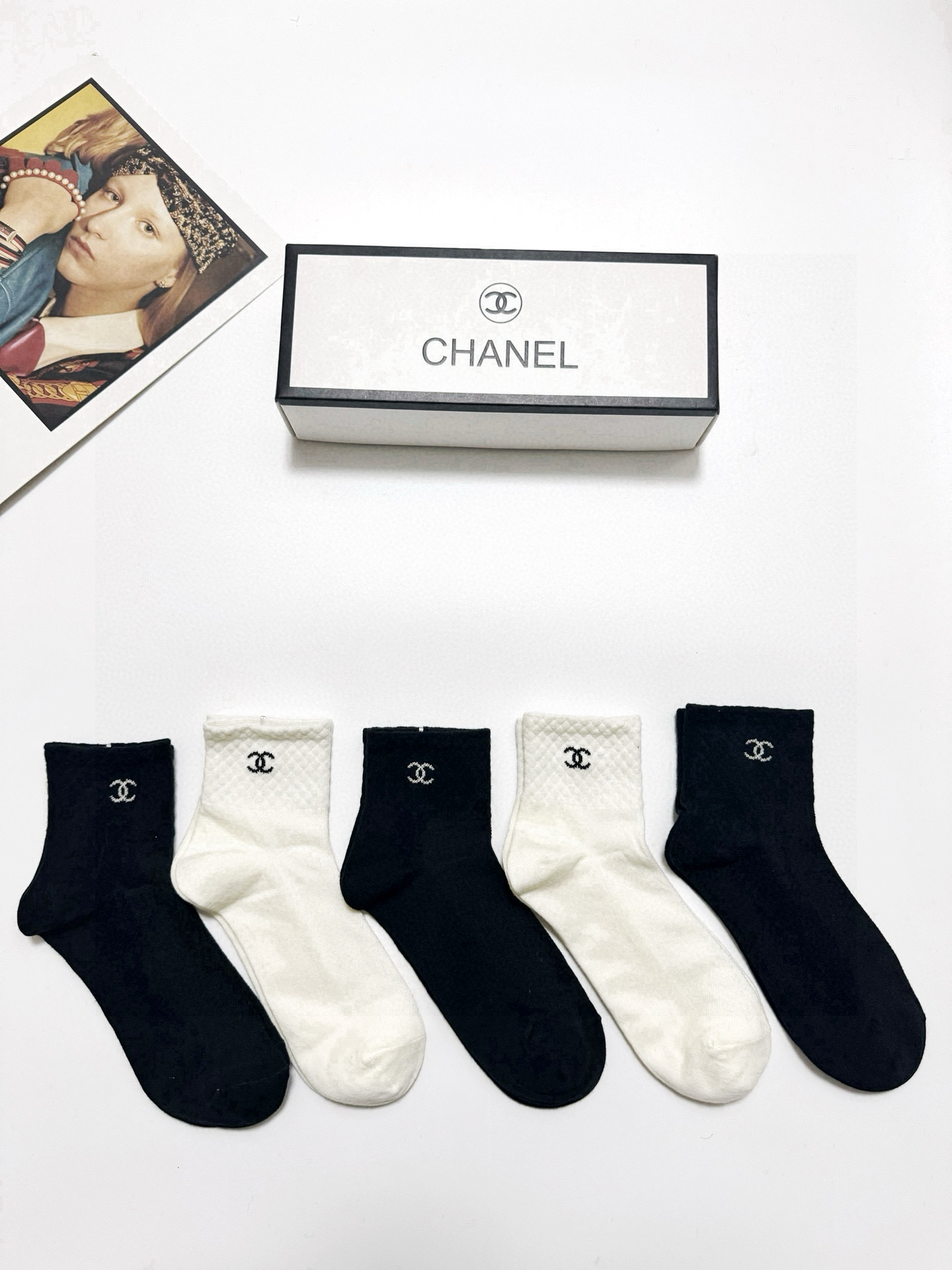  配包装
🌟【一盒5 双】
 🌟Chanel 香奈儿 经典字母logo 纯棉短筒袜 ，ins超火爆短袜，