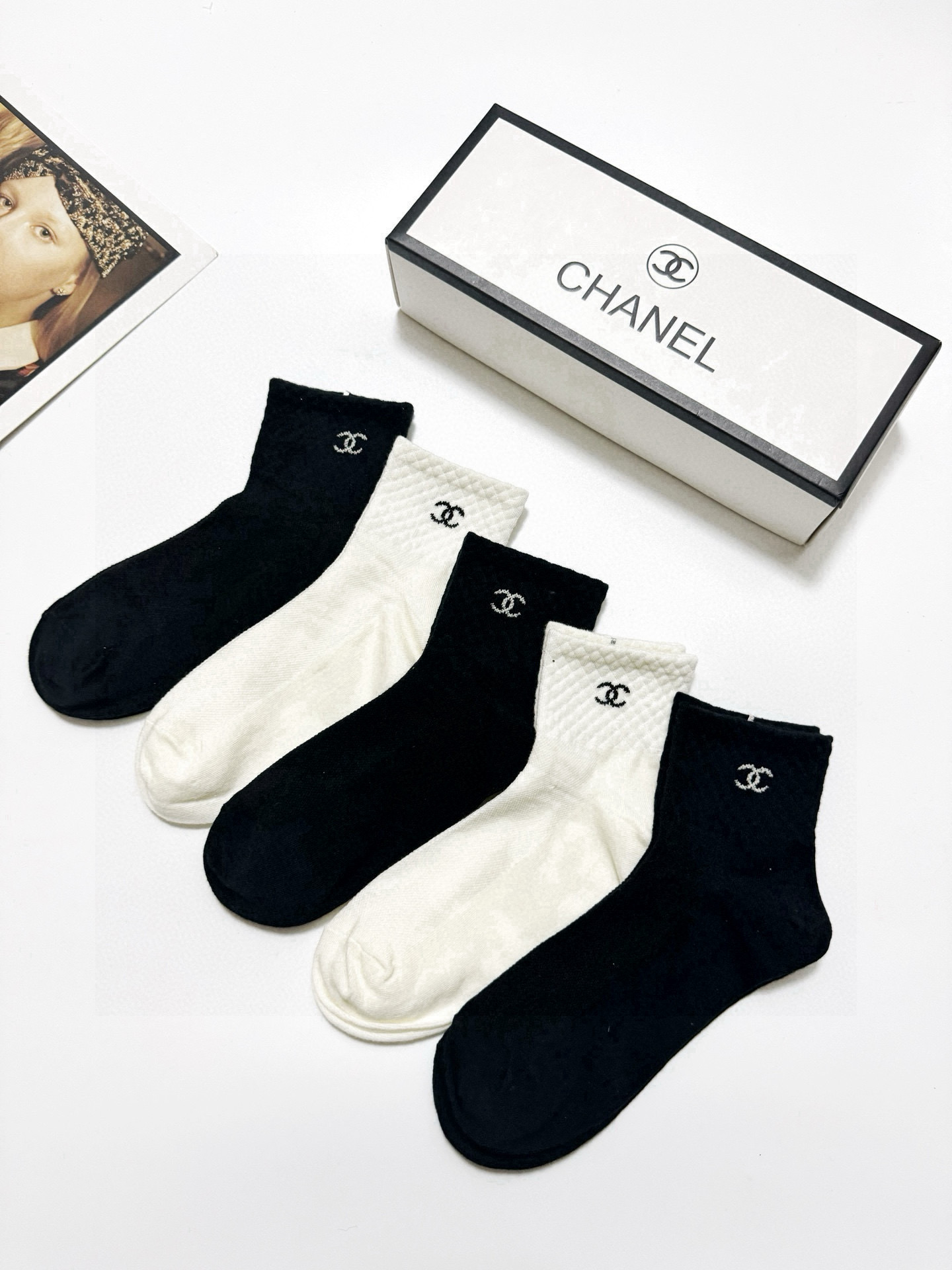  配包装
🌟【一盒5 双】
 🌟Chanel 香奈儿 经典字母logo 纯棉短筒袜 ，ins超火爆短袜，
