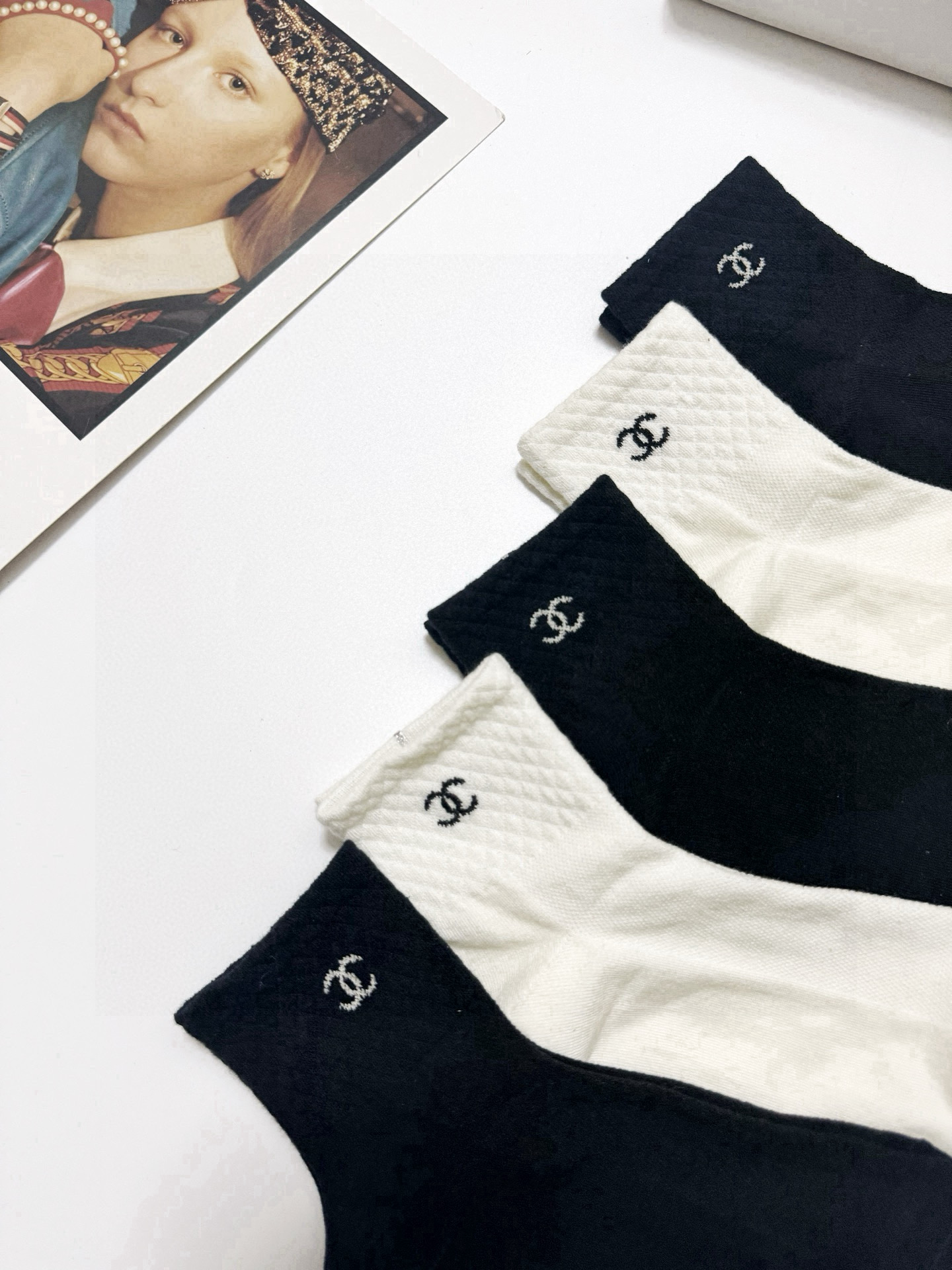 配包装
🌟【一盒5 双】
 🌟Chanel 香奈儿 经典字母logo 纯棉短筒袜 ，ins超火爆短袜，