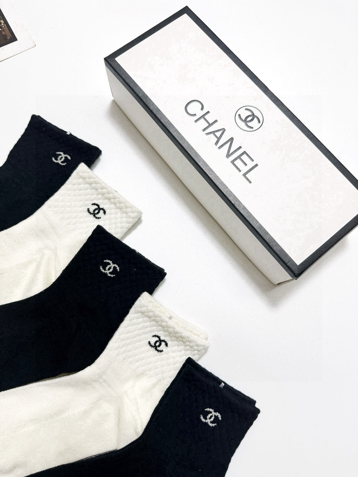  配包装
🌟【一盒5 双】
 🌟Chanel 香奈儿 经典字母logo 纯棉短筒袜 ，ins超火爆短袜，
