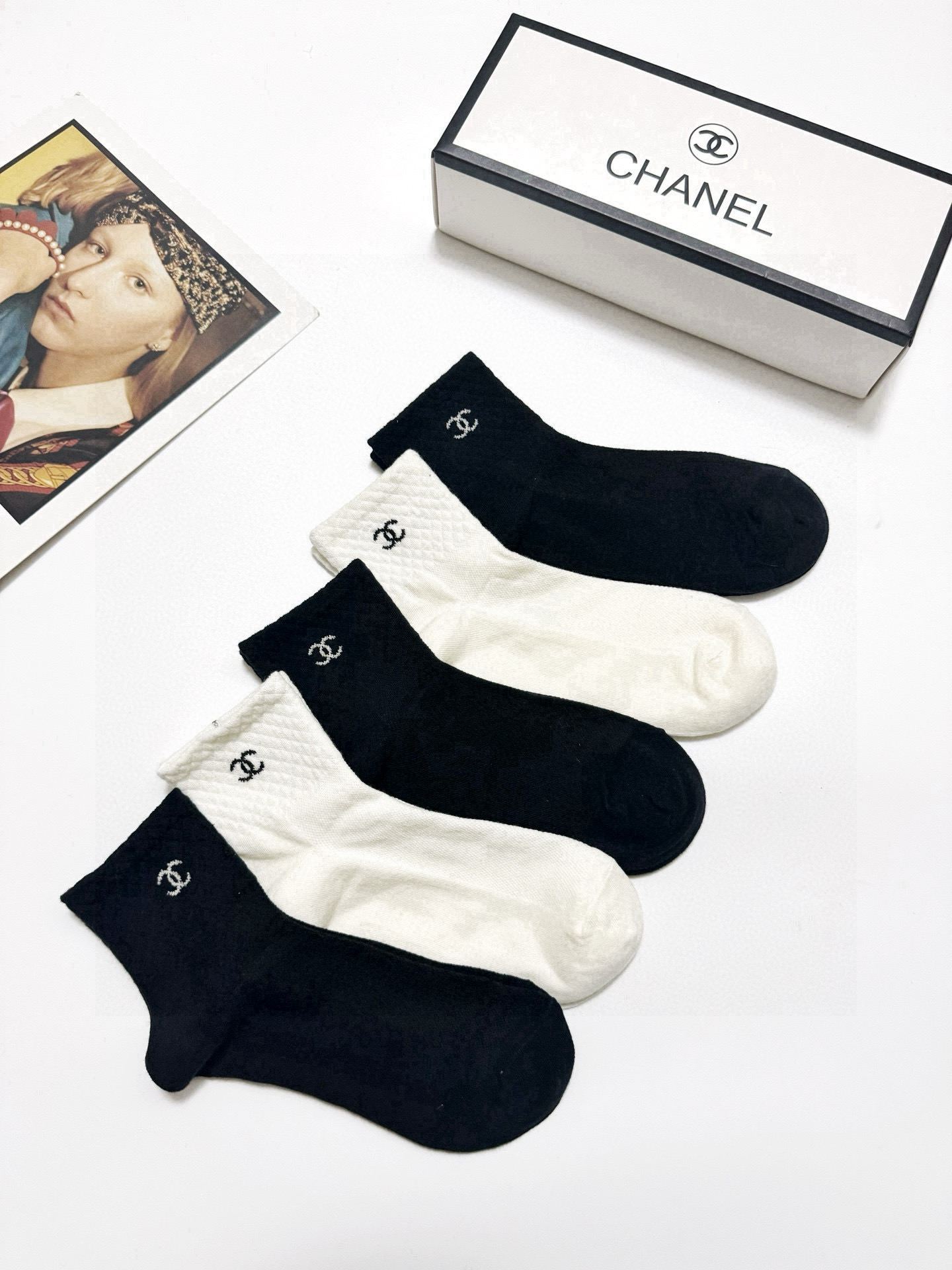  配包装
🌟【一盒5 双】
 🌟Chanel 香奈儿 经典字母logo 纯棉短筒袜 ，ins超火爆短袜，
