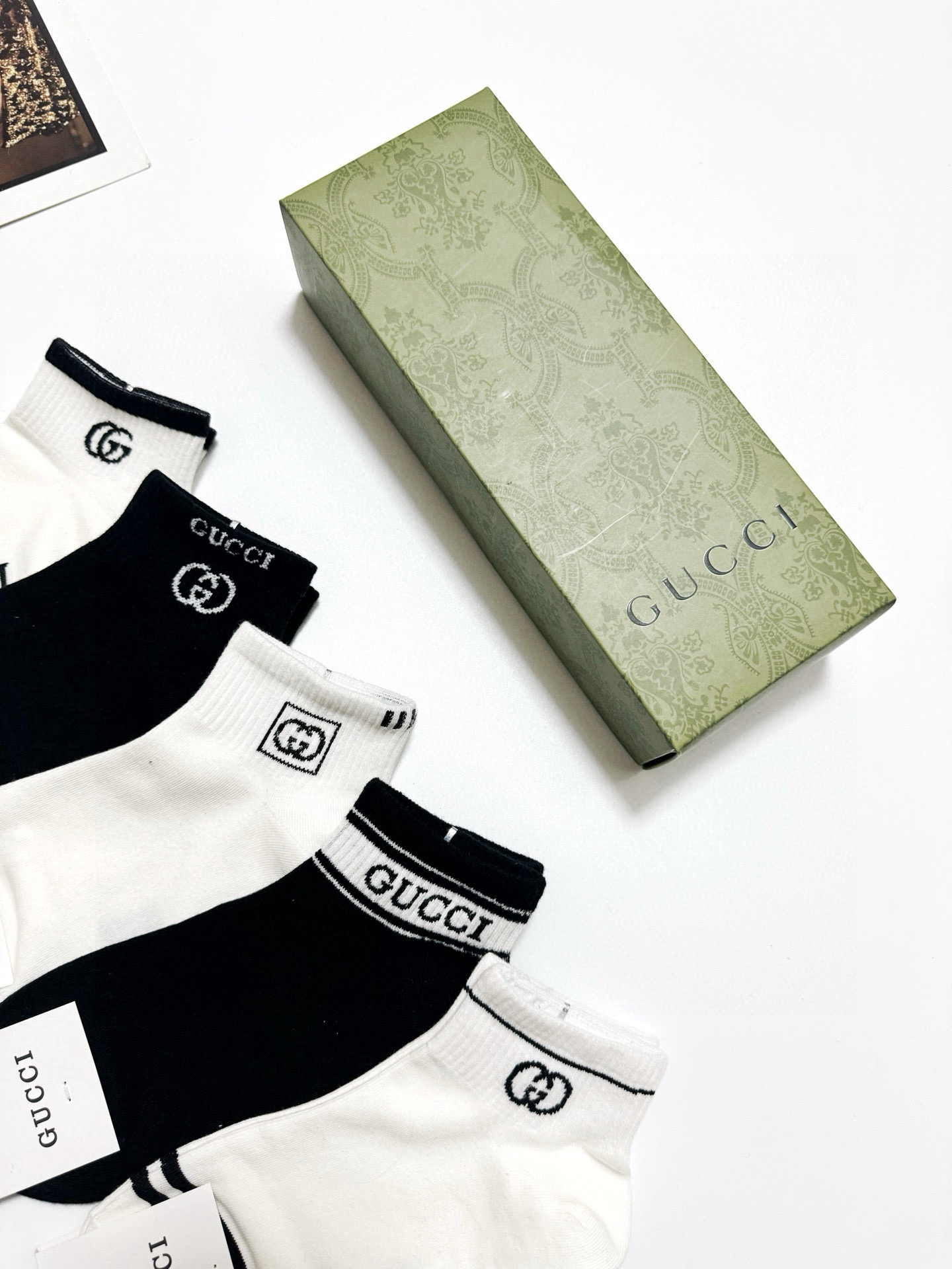  配包装
🌟【一盒5 双】
 🌟Gucci 古琦 经典字母logo 纯棉短袜 ，ins超火爆短袜，纯棉面