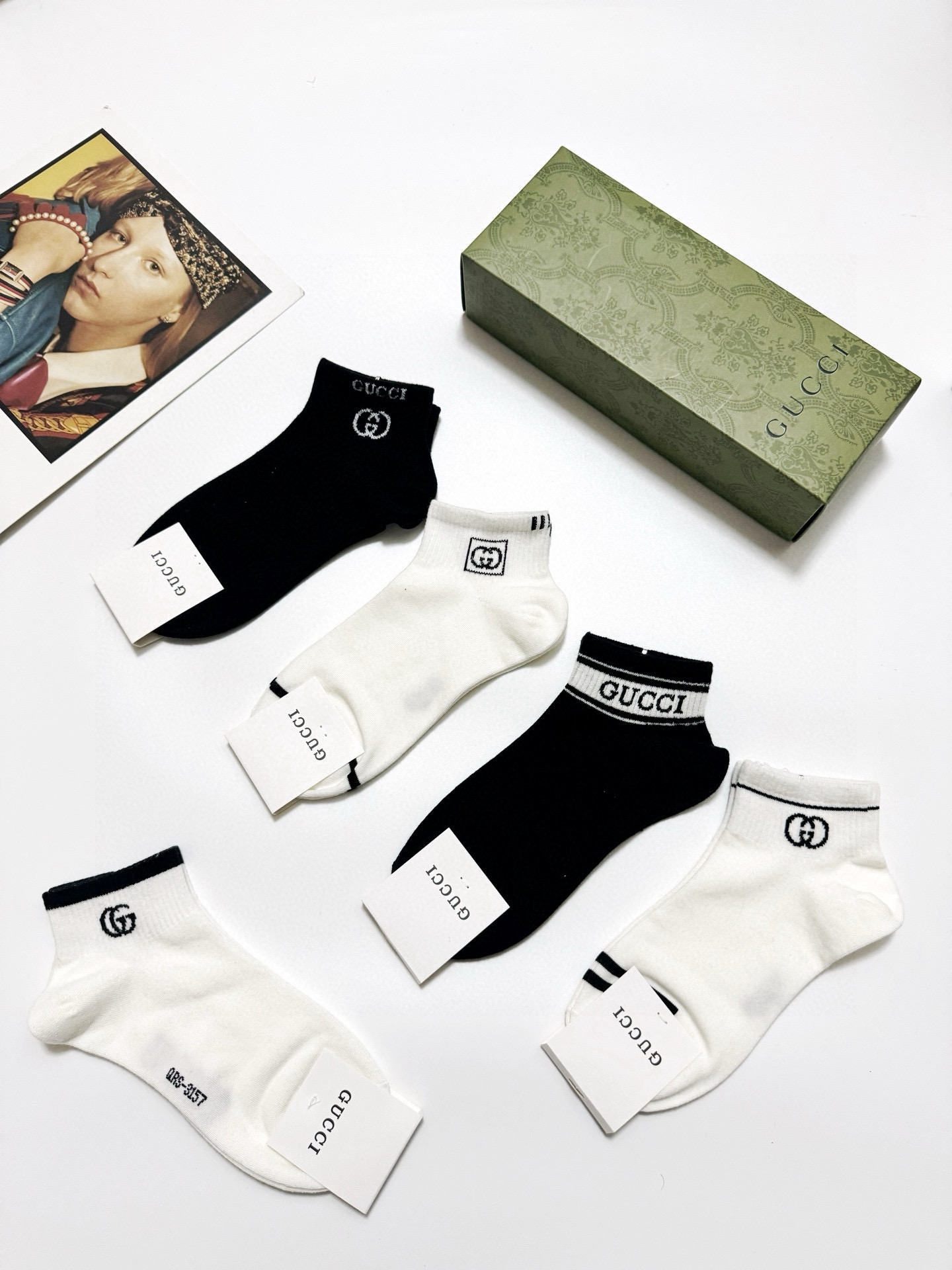  配包装
🌟【一盒5 双】
 🌟Gucci 古琦 经典字母logo 纯棉短袜 ，ins超火爆短袜，纯棉面