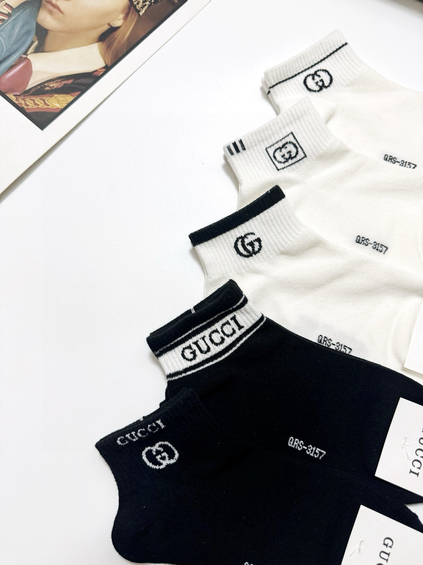  配包装
🌟【一盒5 双】
 🌟Gucci 古琦 经典字母logo 纯棉短袜 ，ins超火爆短袜，纯棉面