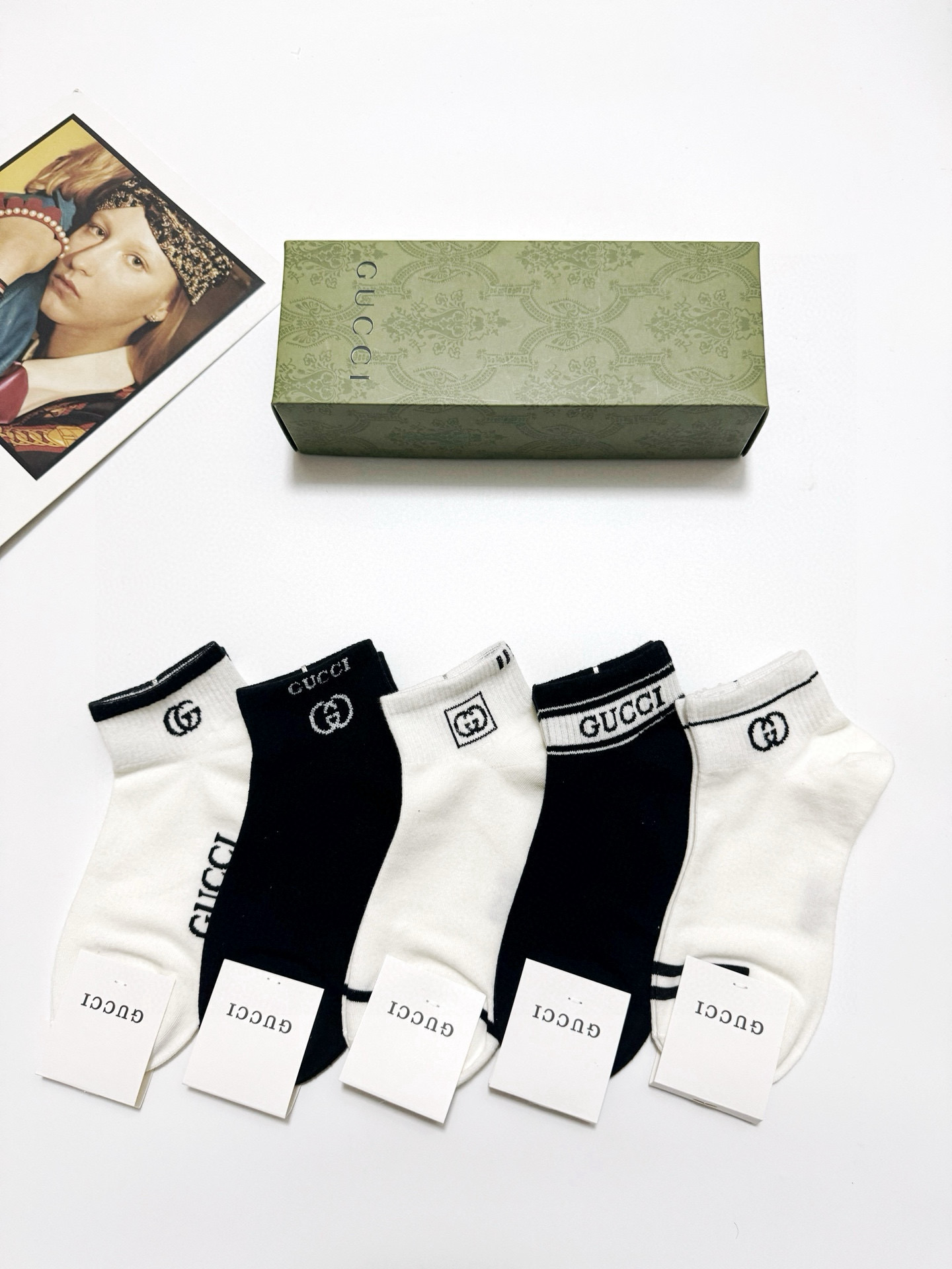  配包装
🌟【一盒5 双】
 🌟Gucci 古琦 经典字母logo 纯棉短袜 ，ins超火爆短袜，纯棉面