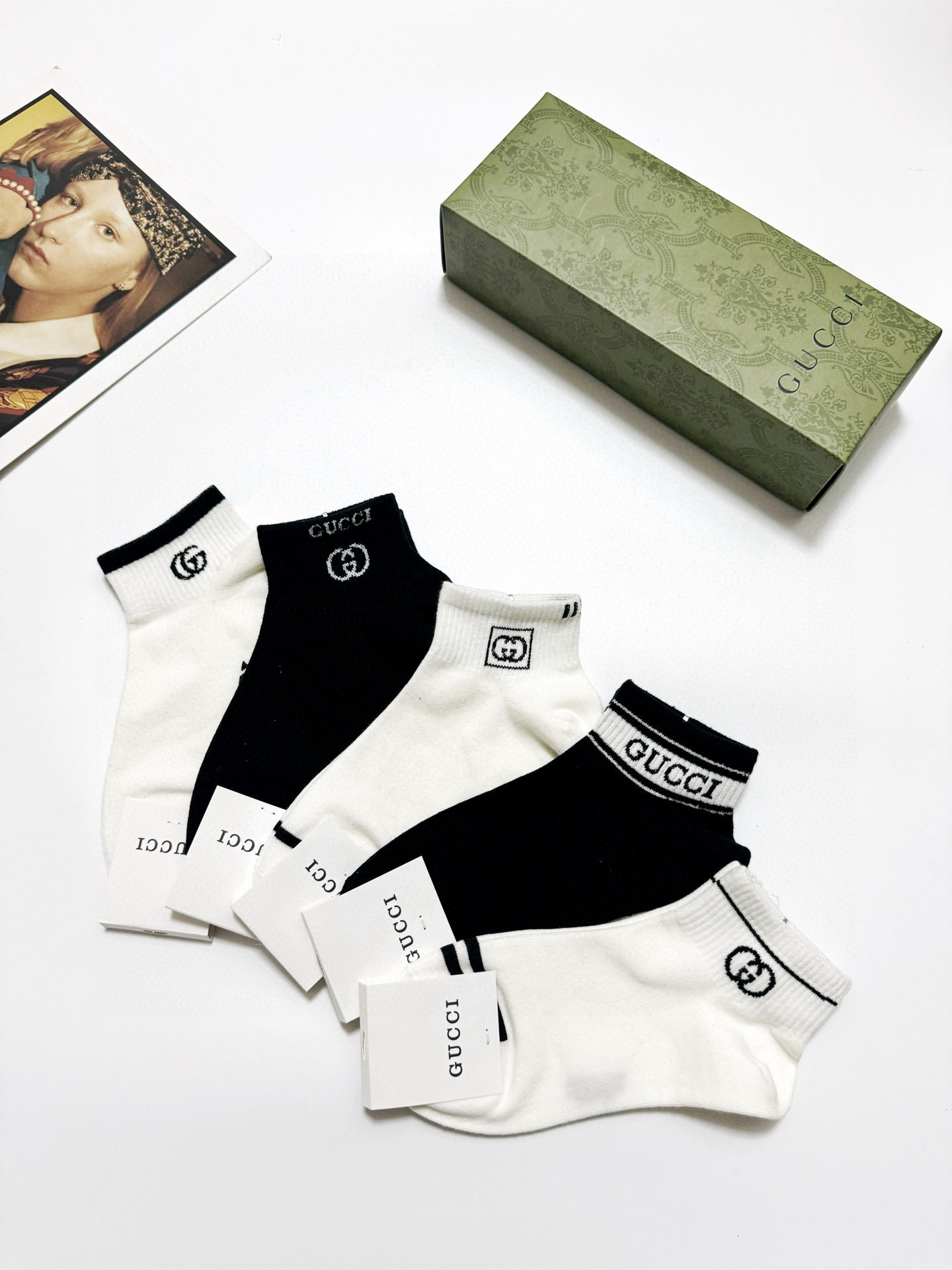  配包装
🌟【一盒5 双】
 🌟Gucci 古琦 经典字母logo 纯棉短袜 ，ins超火爆短袜，纯棉面