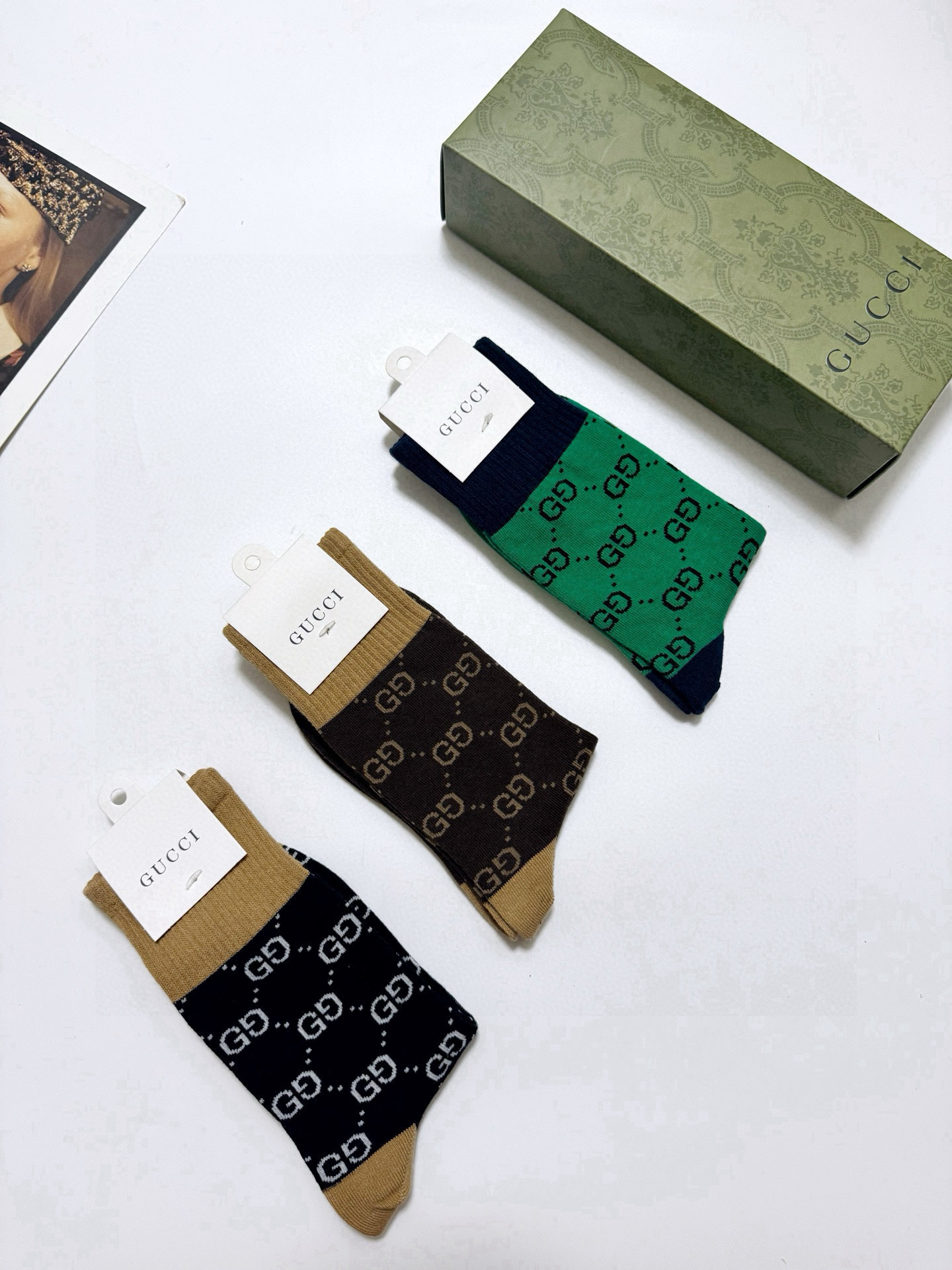  配包装
🌟【一盒3双】
🌟Gucci 古琦 经典字母 logo 纯棉 中筒袜  ！超级软糯亲肤！
🌟i