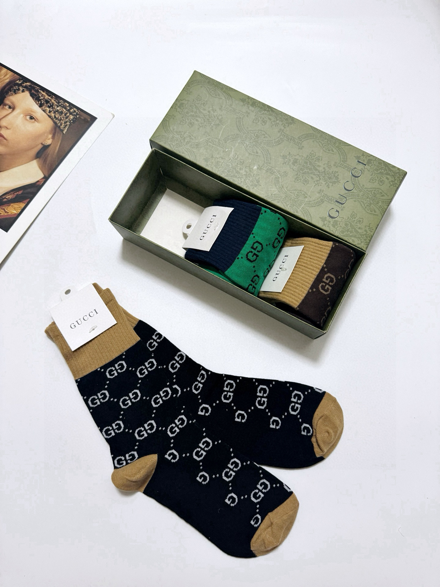  配包装
🌟【一盒3双】
🌟Gucci 古琦 经典字母 logo 纯棉 中筒袜  ！超级软糯亲肤！
🌟i