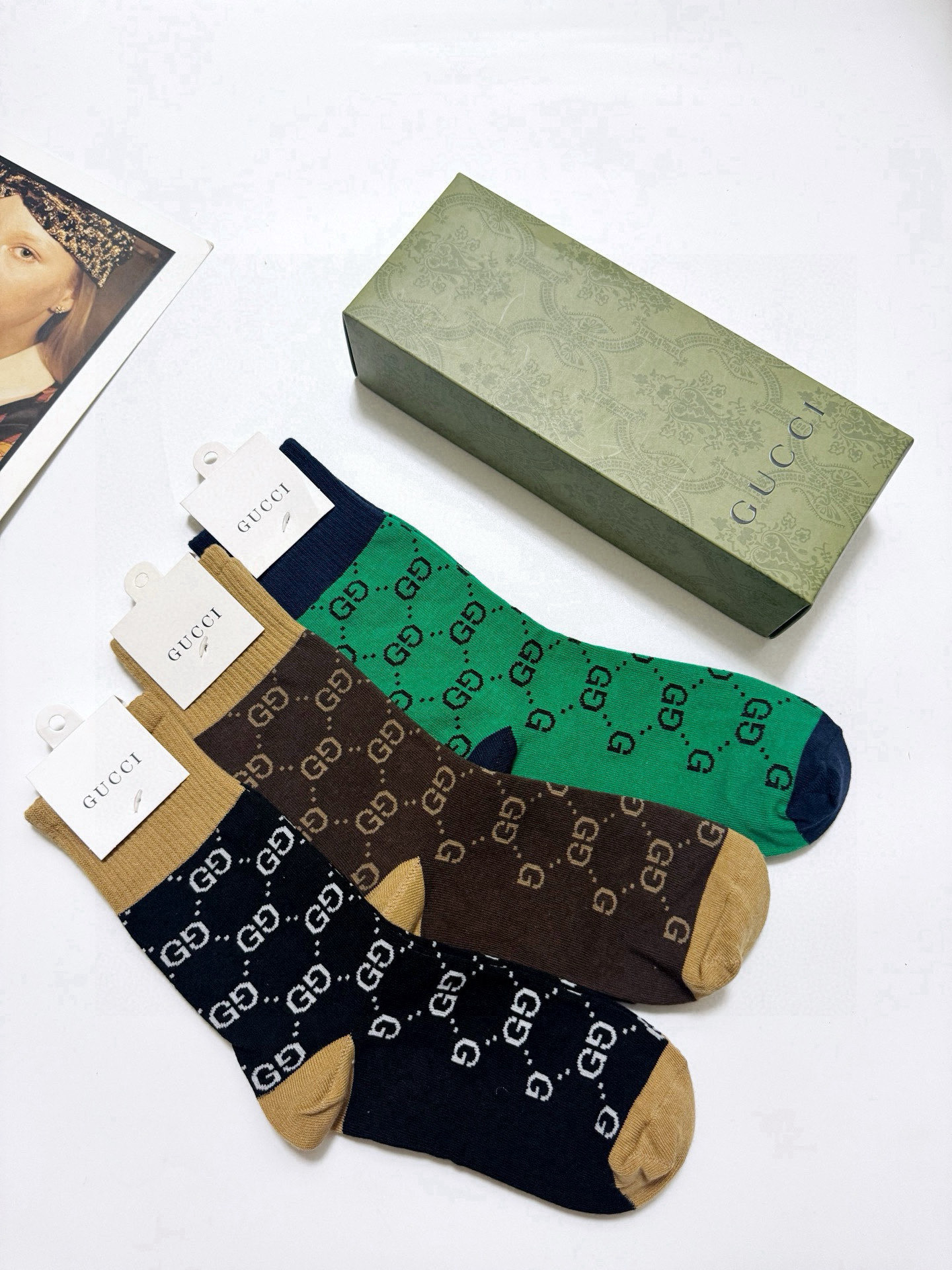  配包装
🌟【一盒3双】
🌟Gucci 古琦 经典字母 logo 纯棉 中筒袜  ！超级软糯亲肤！
🌟i
