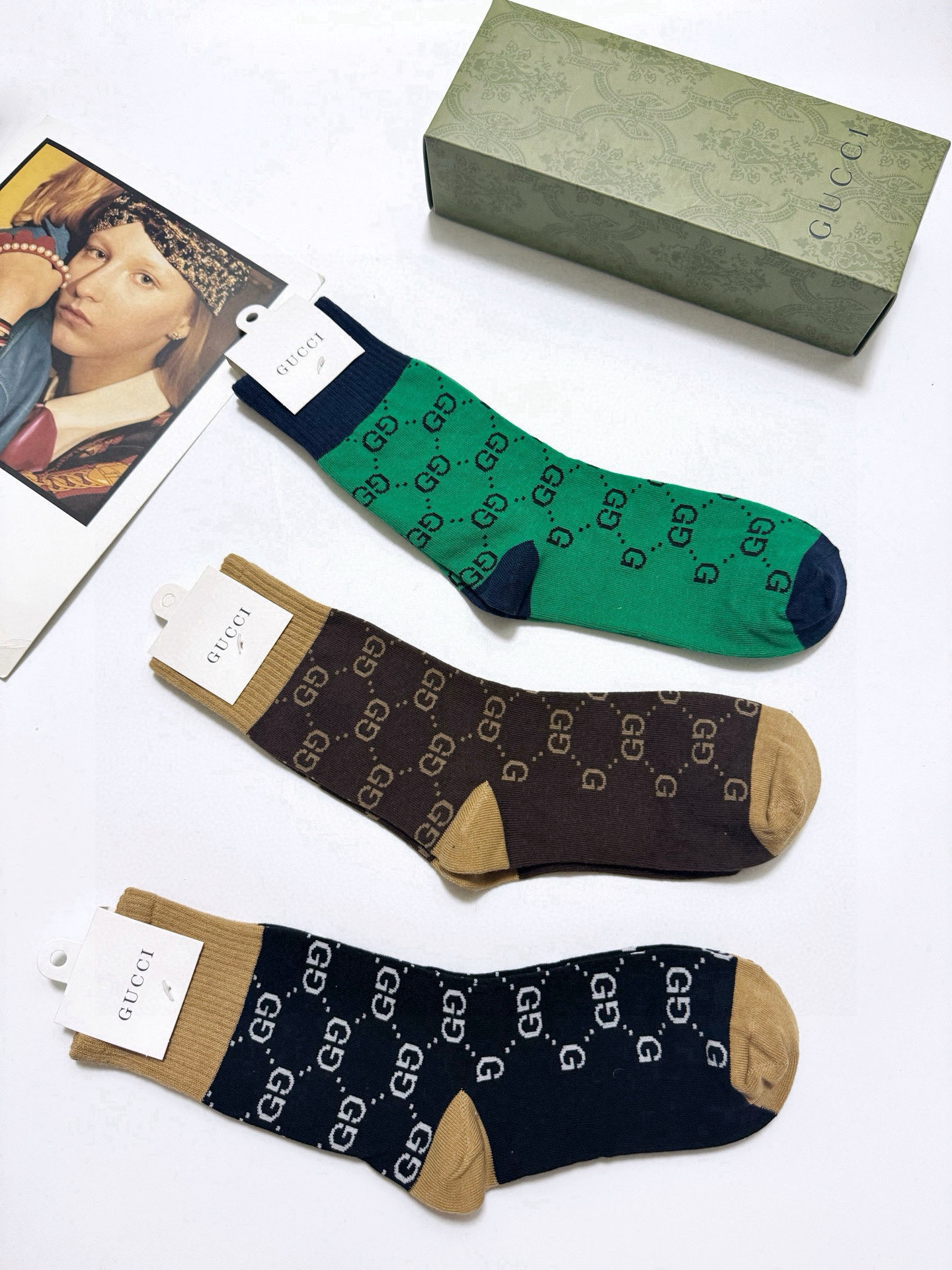  配包装
🌟【一盒3双】
🌟Gucci 古琦 经典字母 logo 纯棉 中筒袜  ！超级软糯亲肤！
🌟i