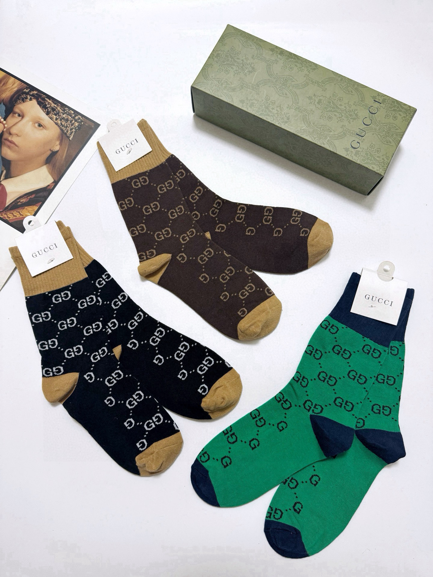  配包装
🌟【一盒3双】
🌟Gucci 古琦 经典字母 logo 纯棉 中筒袜  ！超级软糯亲肤！
🌟i