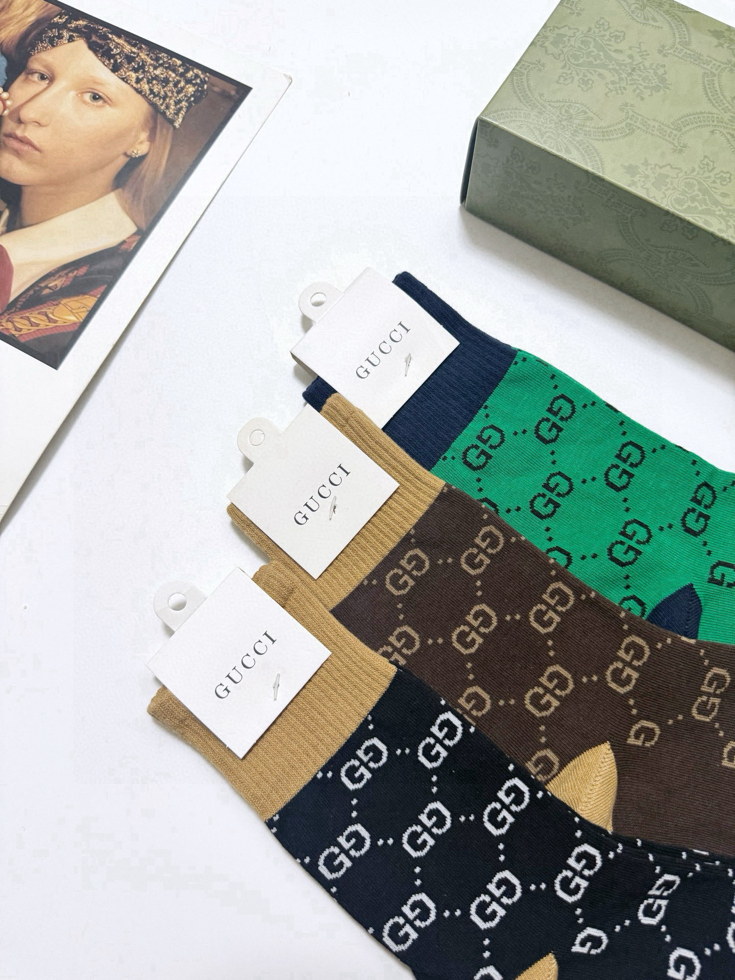  配包装
🌟【一盒3双】
🌟Gucci 古琦 经典字母 logo 纯棉 中筒袜  ！超级软糯亲肤！
🌟i