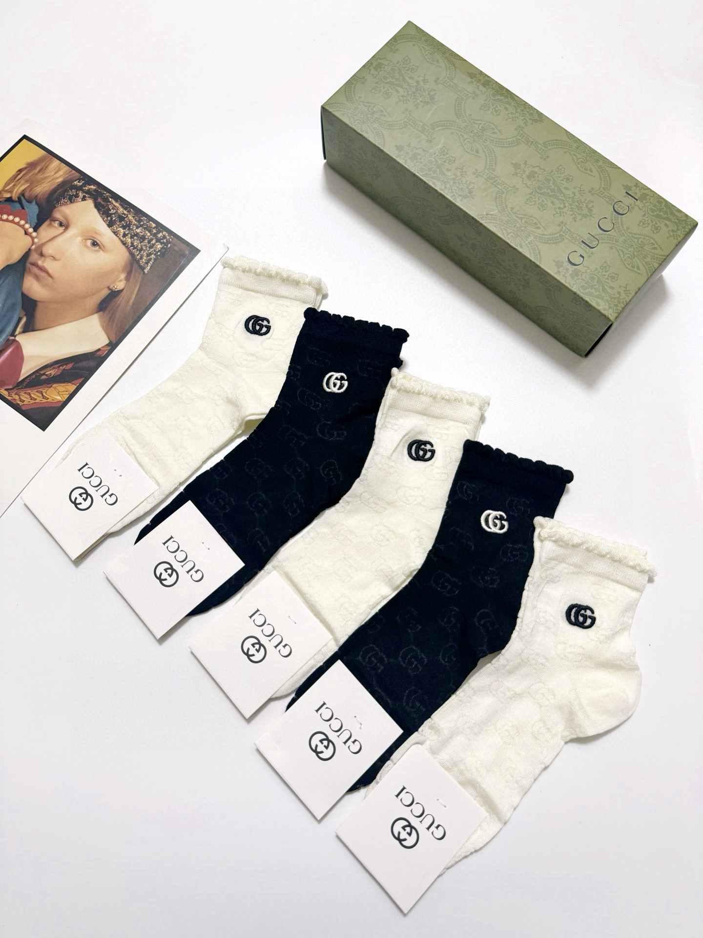  配包装
🌟【一盒5双】
🌟Gucci 古琦 经典字母 logo 纯棉 中筒空调袜  ！超级软糯亲肤！

