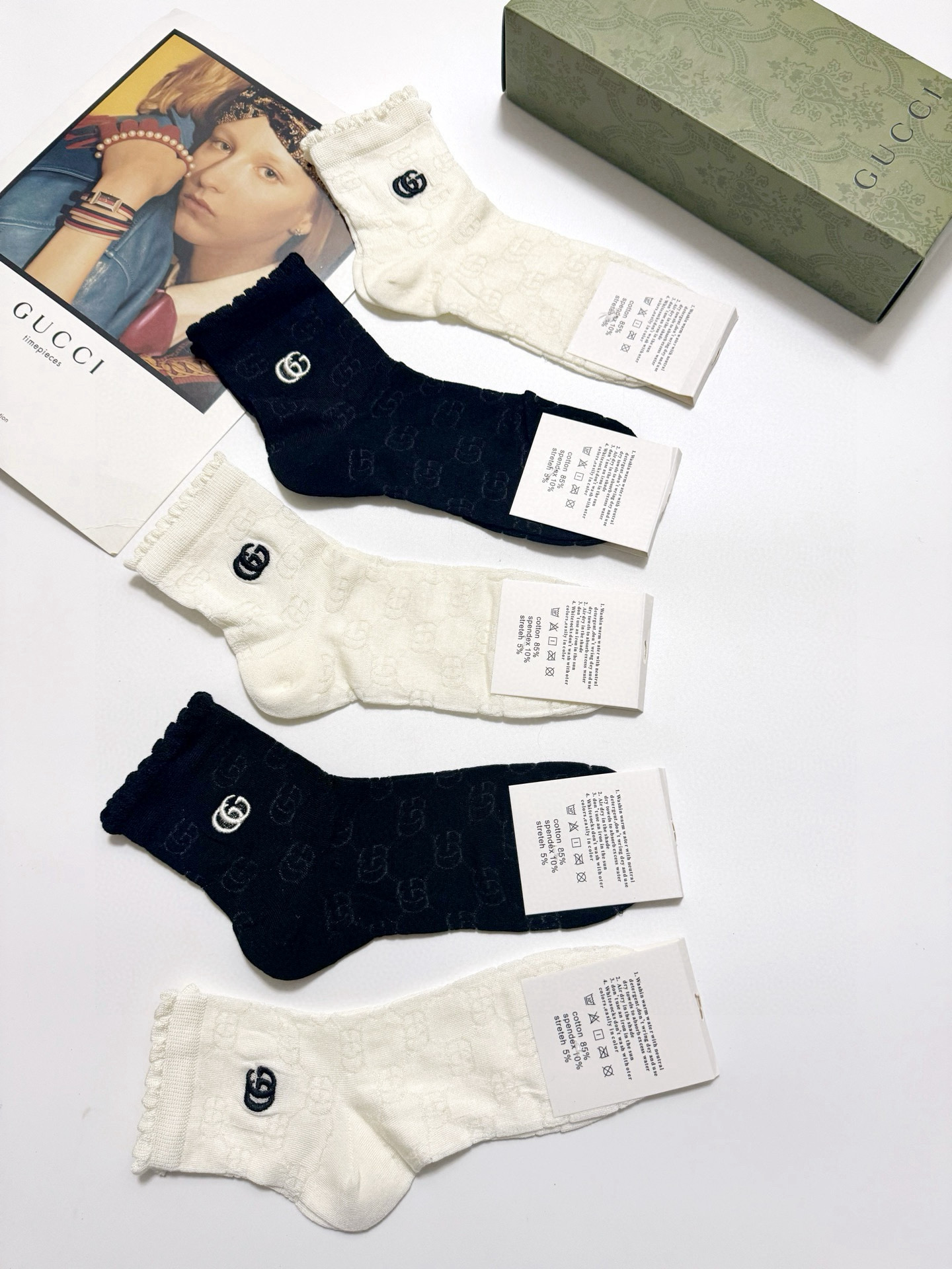  配包装
🌟【一盒5双】
🌟Gucci 古琦 经典字母 logo 纯棉 中筒空调袜  ！超级软糯亲肤！
