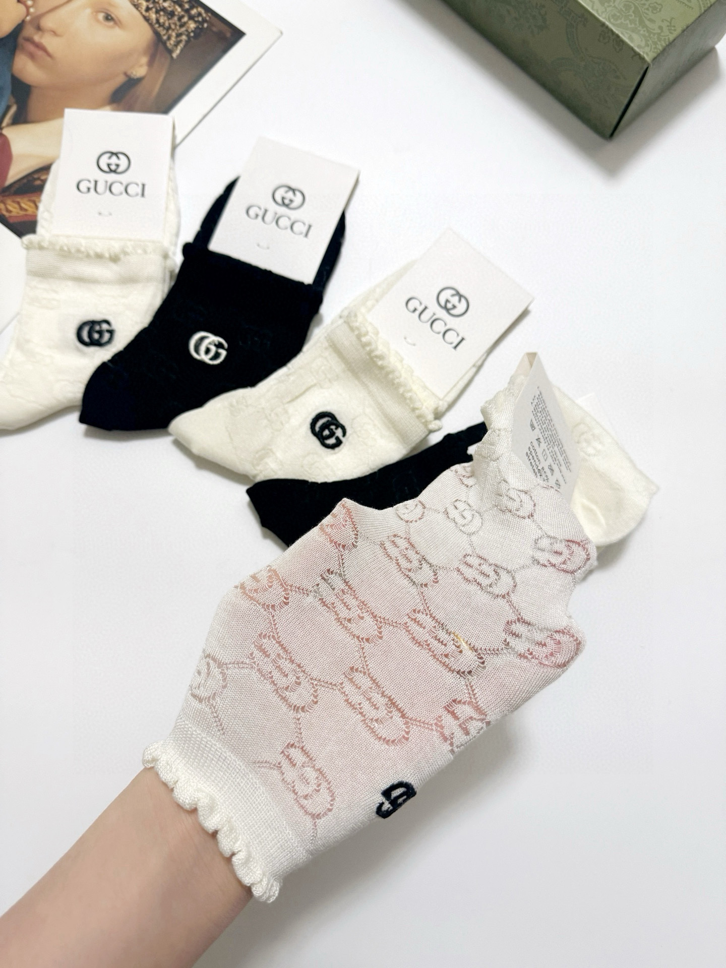  配包装
🌟【一盒5双】
🌟Gucci 古琦 经典字母 logo 纯棉 中筒空调袜  ！超级软糯亲肤！
