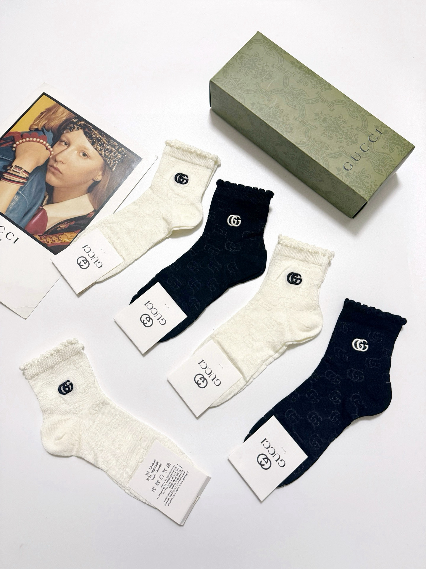  配包装
🌟【一盒5双】
🌟Gucci 古琦 经典字母 logo 纯棉 中筒空调袜  ！超级软糯亲肤！
