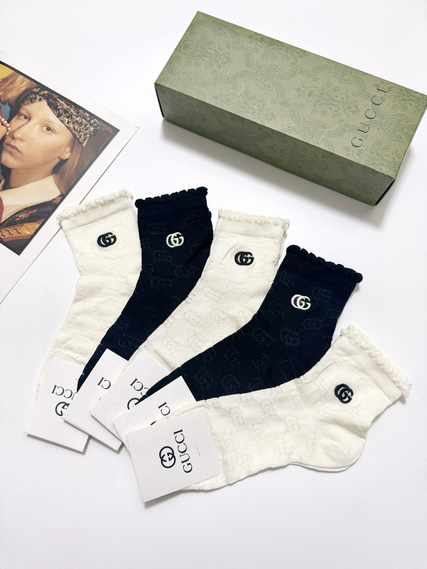 配包装
🌟【一盒5双】
🌟Gucci 古琦 经典字母 logo 纯棉 中筒空调袜  ！超级软糯亲肤！
