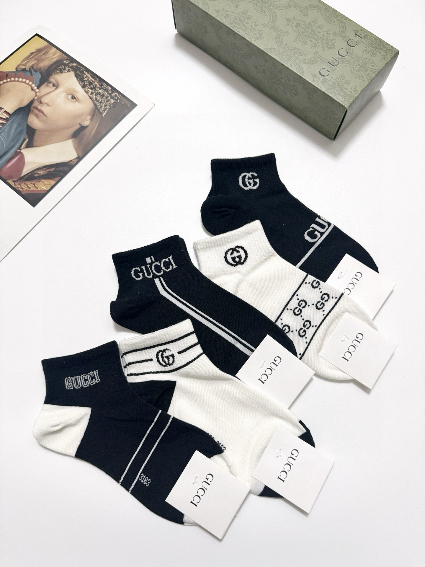  配包装
🌟【一盒5 双】
🌟Gucci 古琦 经典字母 logo 纯棉 短袜，船袜  ！超级软糯亲肤！