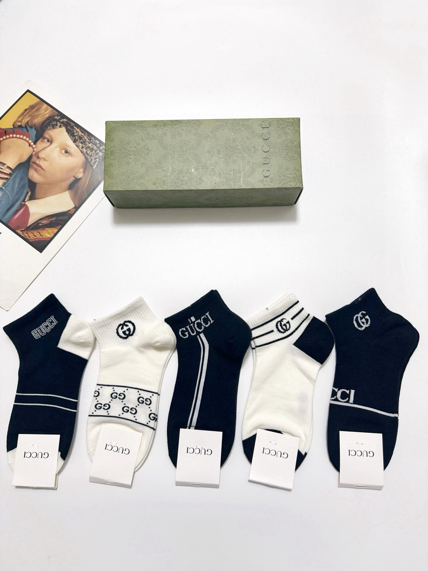  配包装
🌟【一盒5 双】
🌟Gucci 古琦 经典字母 logo 纯棉 短袜，船袜  ！超级软糯亲肤！