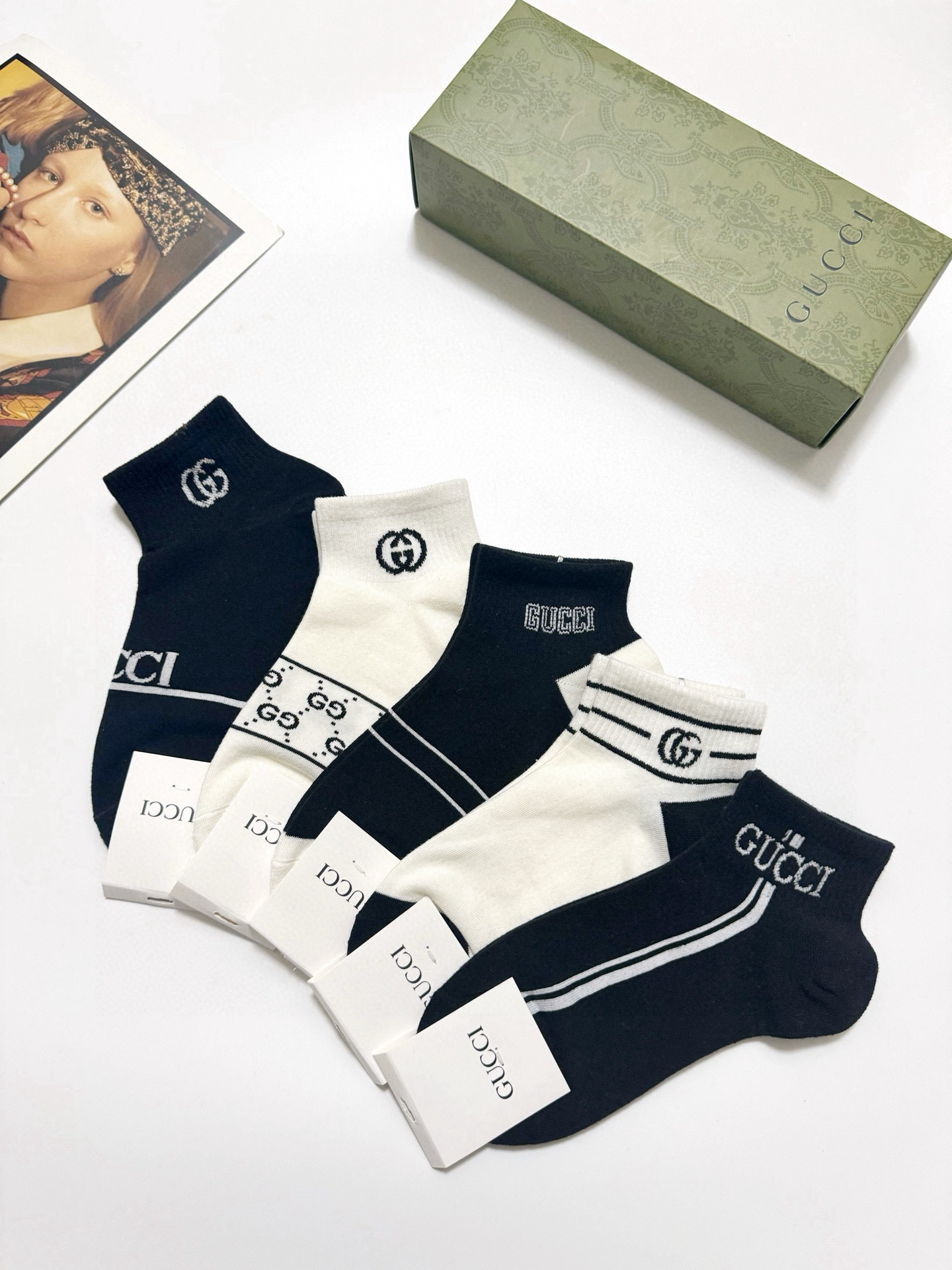  配包装
🌟【一盒5 双】
🌟Gucci 古琦 经典字母 logo 纯棉 短袜，船袜  ！超级软糯亲肤！