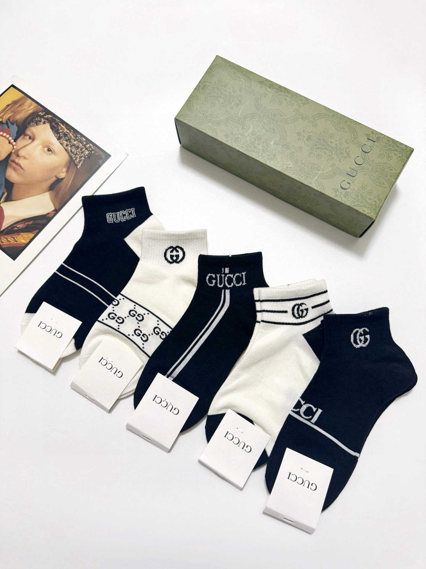  配包装
🌟【一盒5 双】
🌟Gucci 古琦 经典字母 logo 纯棉 短袜，船袜  ！超级软糯亲肤！