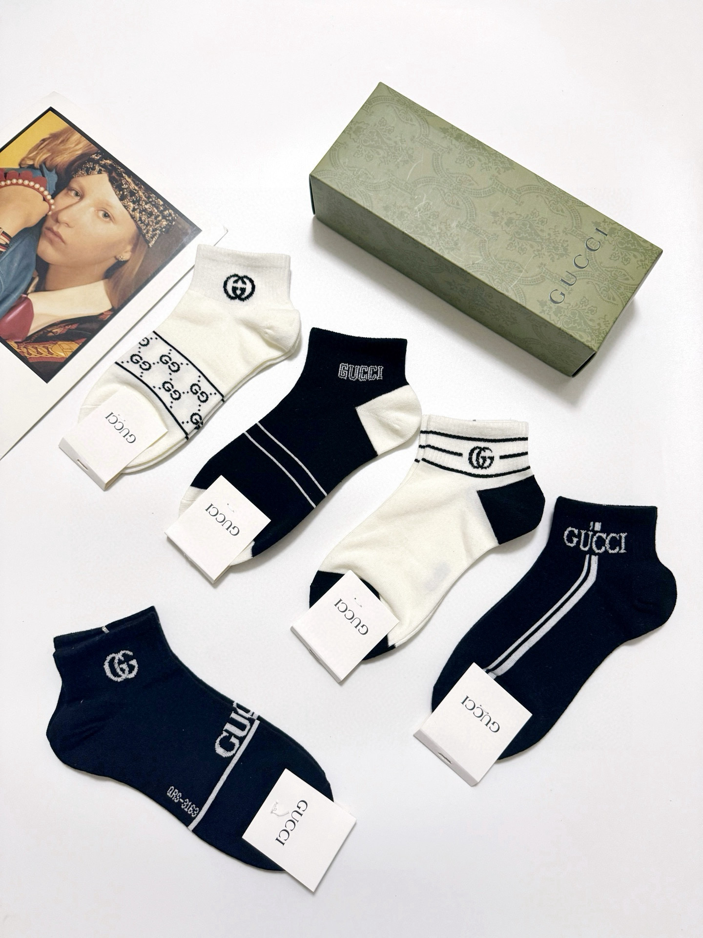  配包装
🌟【一盒5 双】
🌟Gucci 古琦 经典字母 logo 纯棉 短袜，船袜  ！超级软糯亲肤！