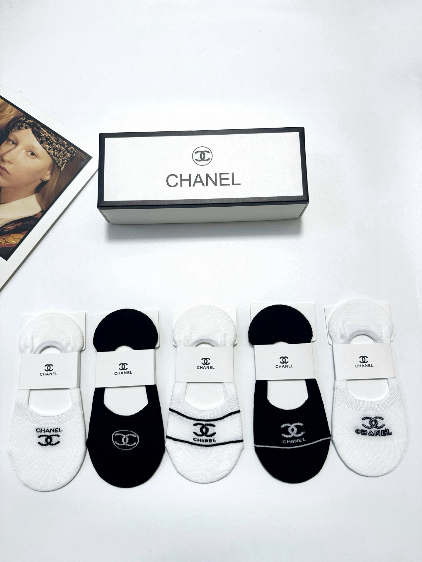  配包装
🌟【一盒5双】
 🌟Chanel 香奈儿 经典字母logo 纯棉船袜   ，ins超火爆空调袜