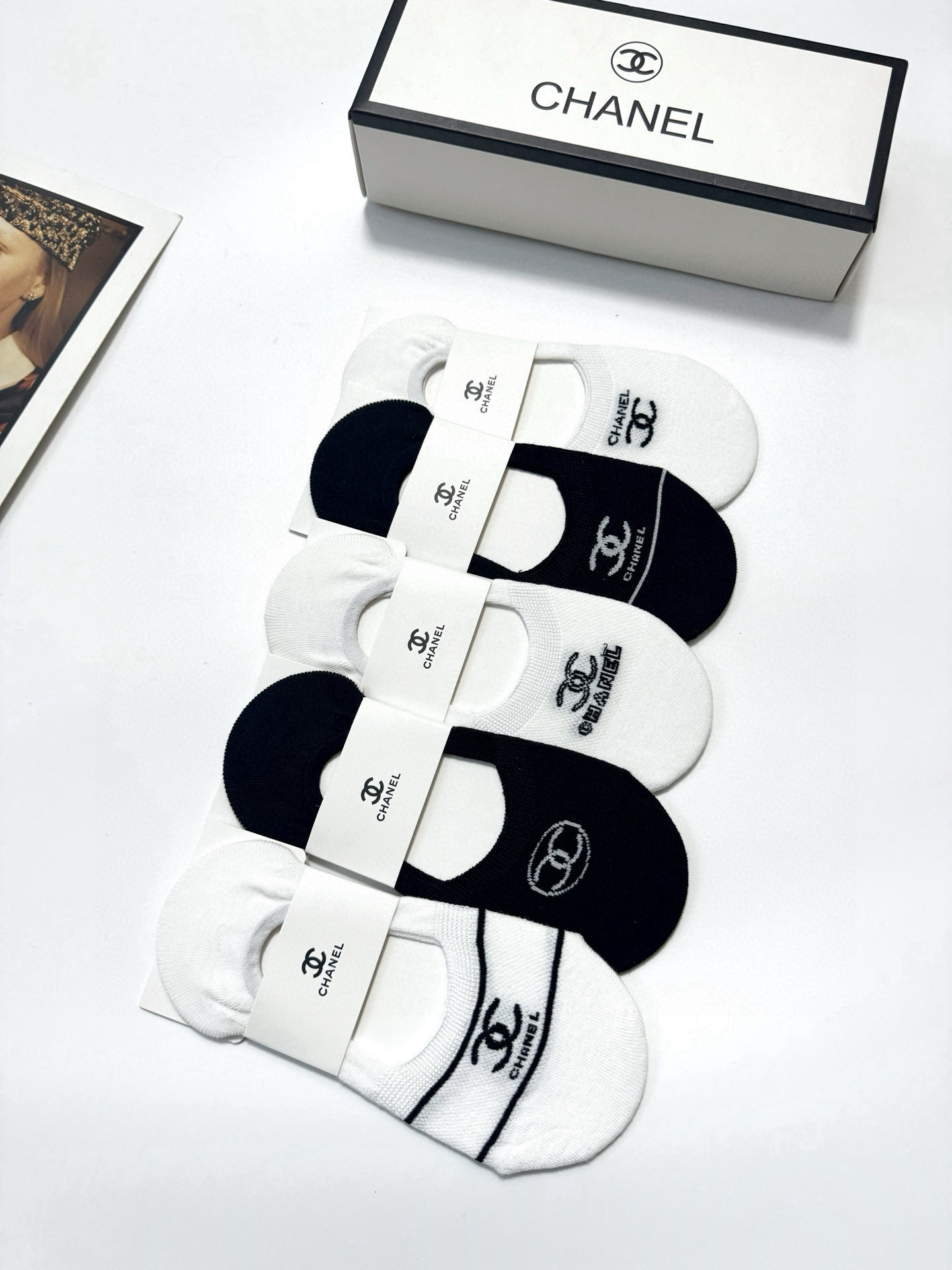  配包装
🌟【一盒5双】
 🌟Chanel 香奈儿 经典字母logo 纯棉船袜   ，ins超火爆空调袜