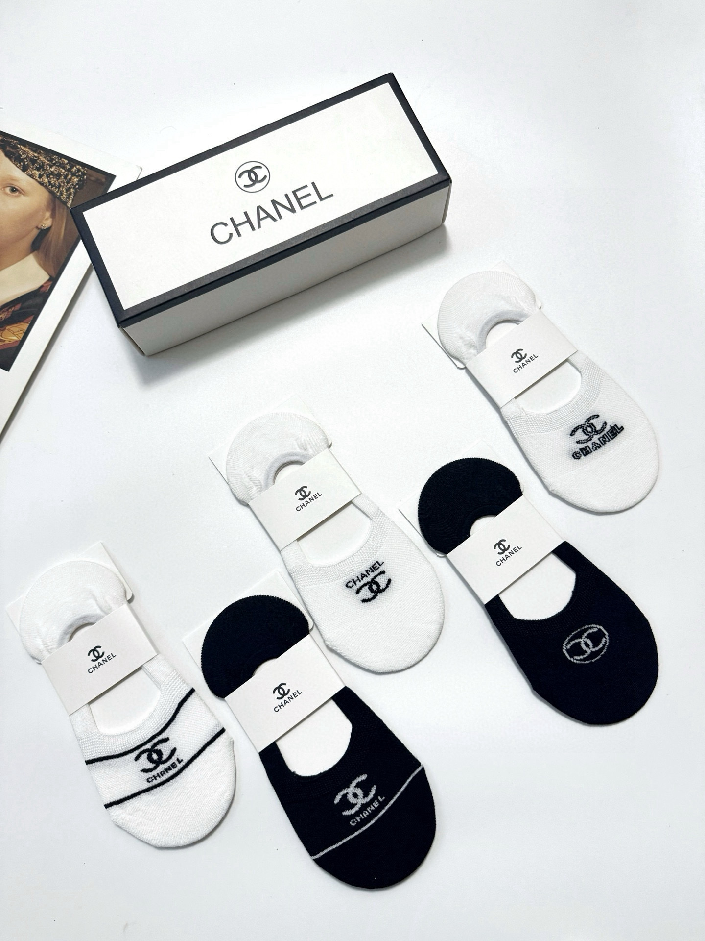  配包装
🌟【一盒5双】
 🌟Chanel 香奈儿 经典字母logo 纯棉船袜   ，ins超火爆空调袜
