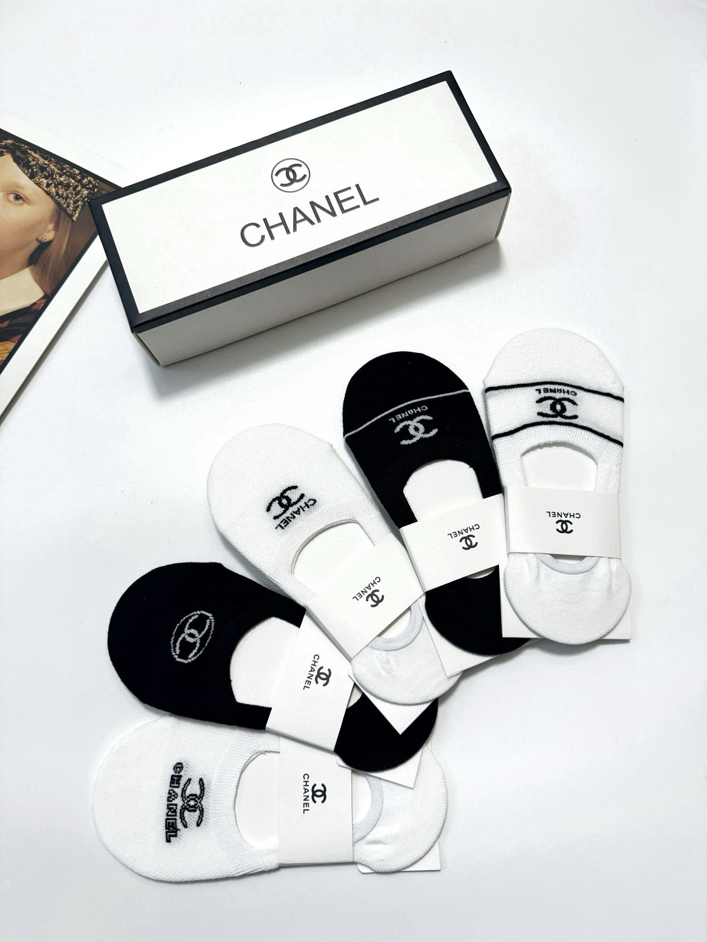  配包装
🌟【一盒5双】
 🌟Chanel 香奈儿 经典字母logo 纯棉船袜   ，ins超火爆空调袜