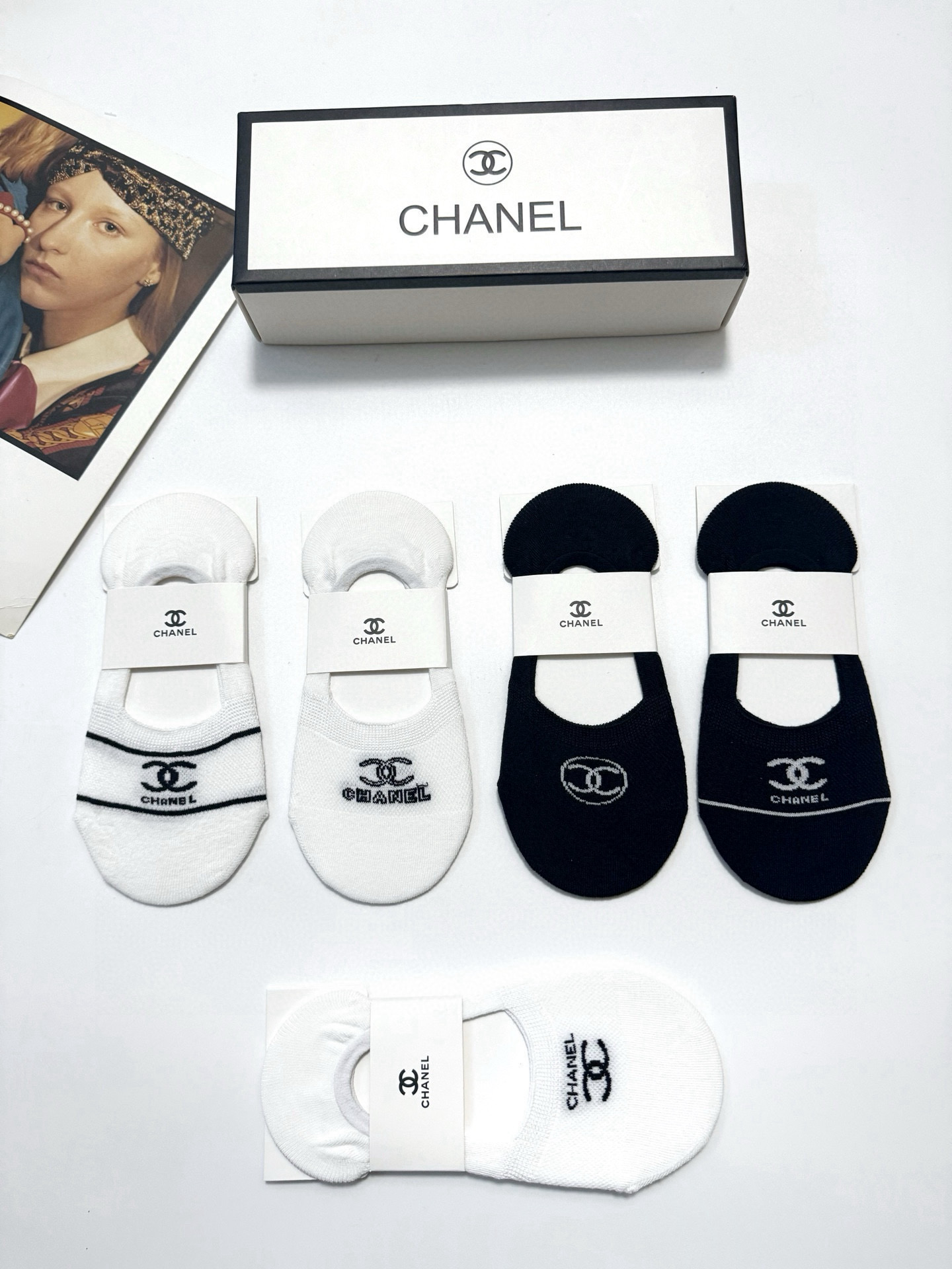  配包装
🌟【一盒5双】
 🌟Chanel 香奈儿 经典字母logo 纯棉船袜   ，ins超火爆空调袜