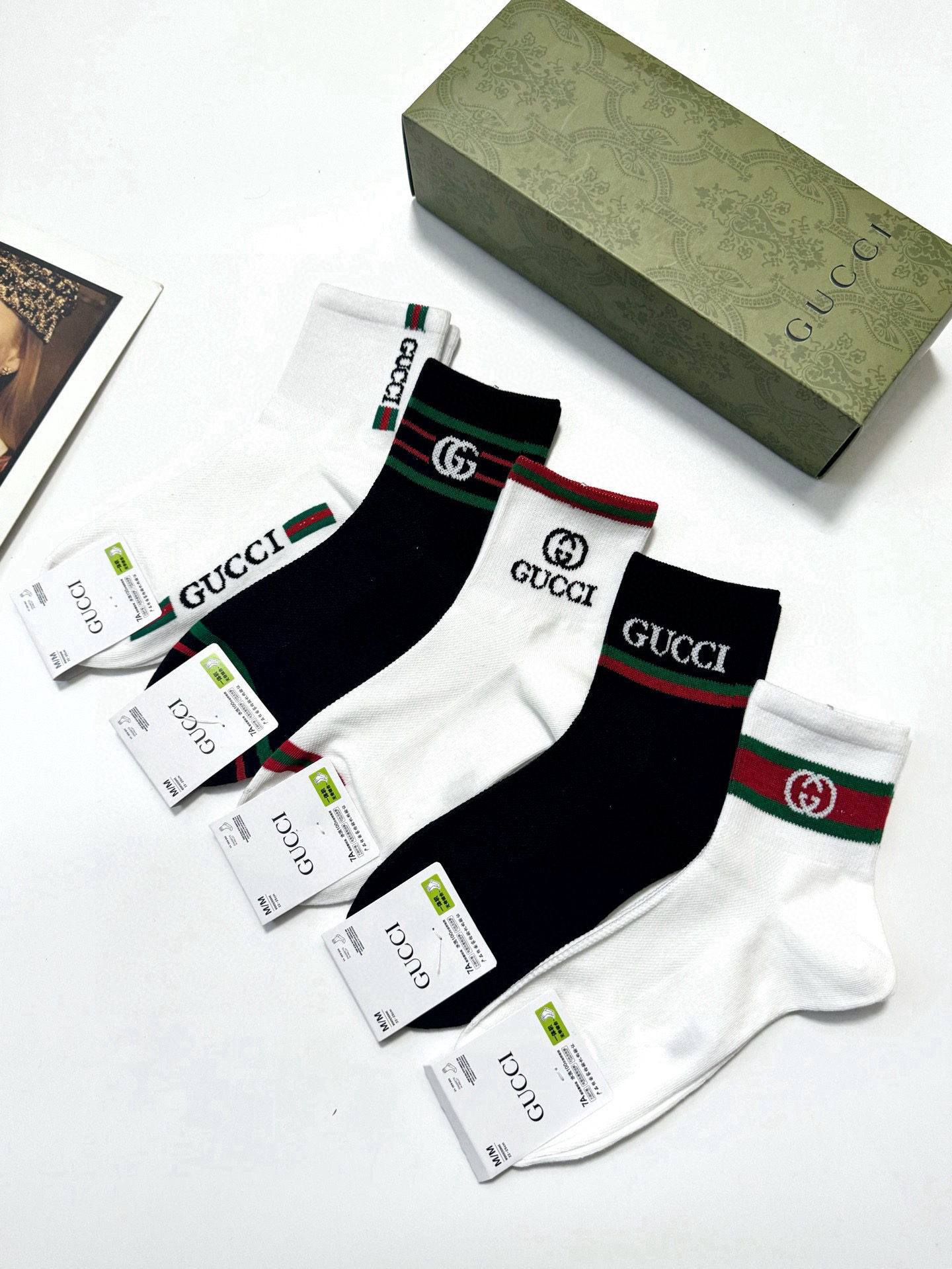  配包装
🌟【一盒5 双】
🌟Gucci 古琦 经典字母 logo 纯棉 短袜，空调袜  ！超级软糯亲肤