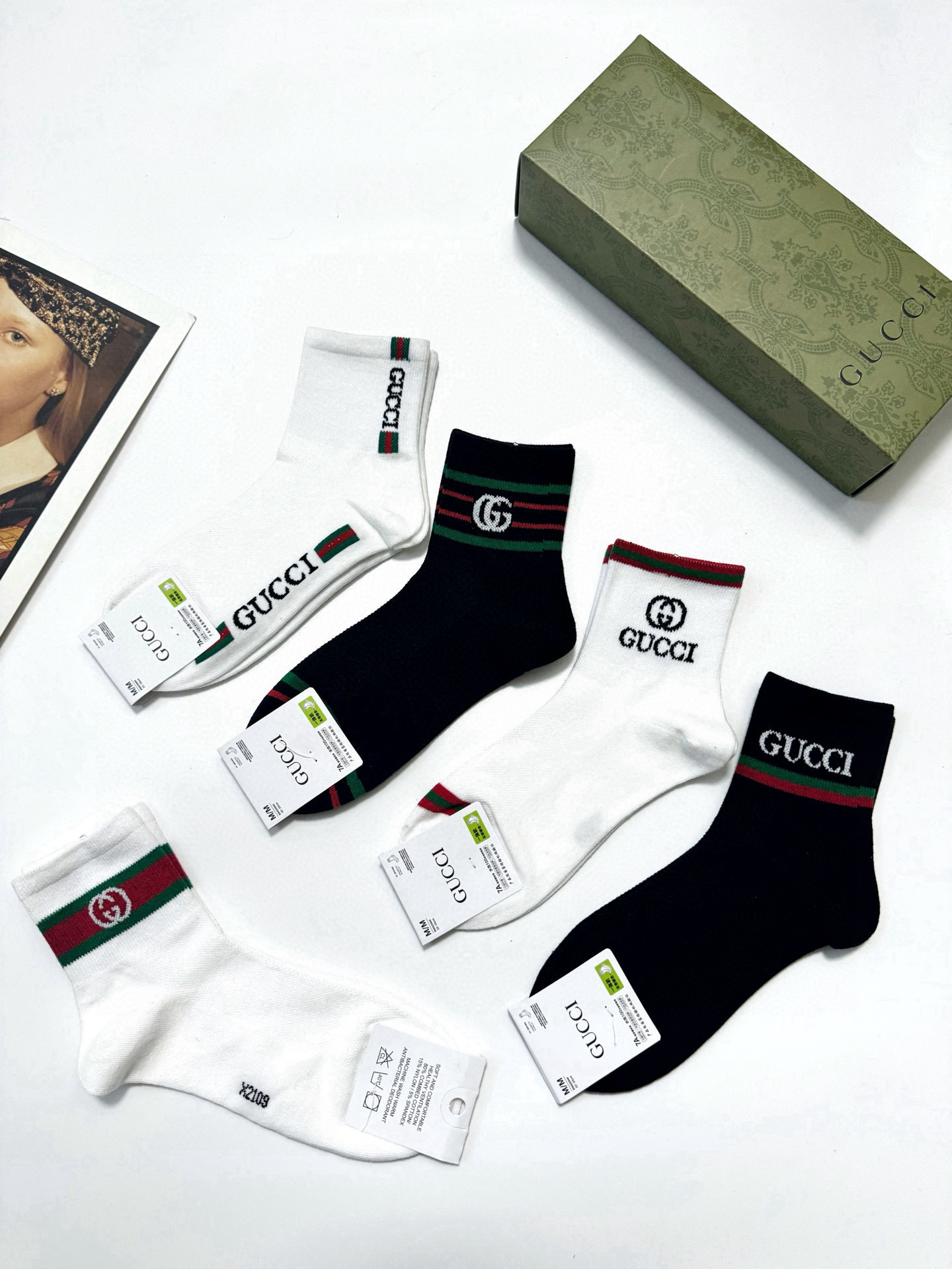 配包装
🌟【一盒5 双】
🌟Gucci 古琦 经典字母 logo 纯棉 短袜，空调袜  ！超级软糯亲肤