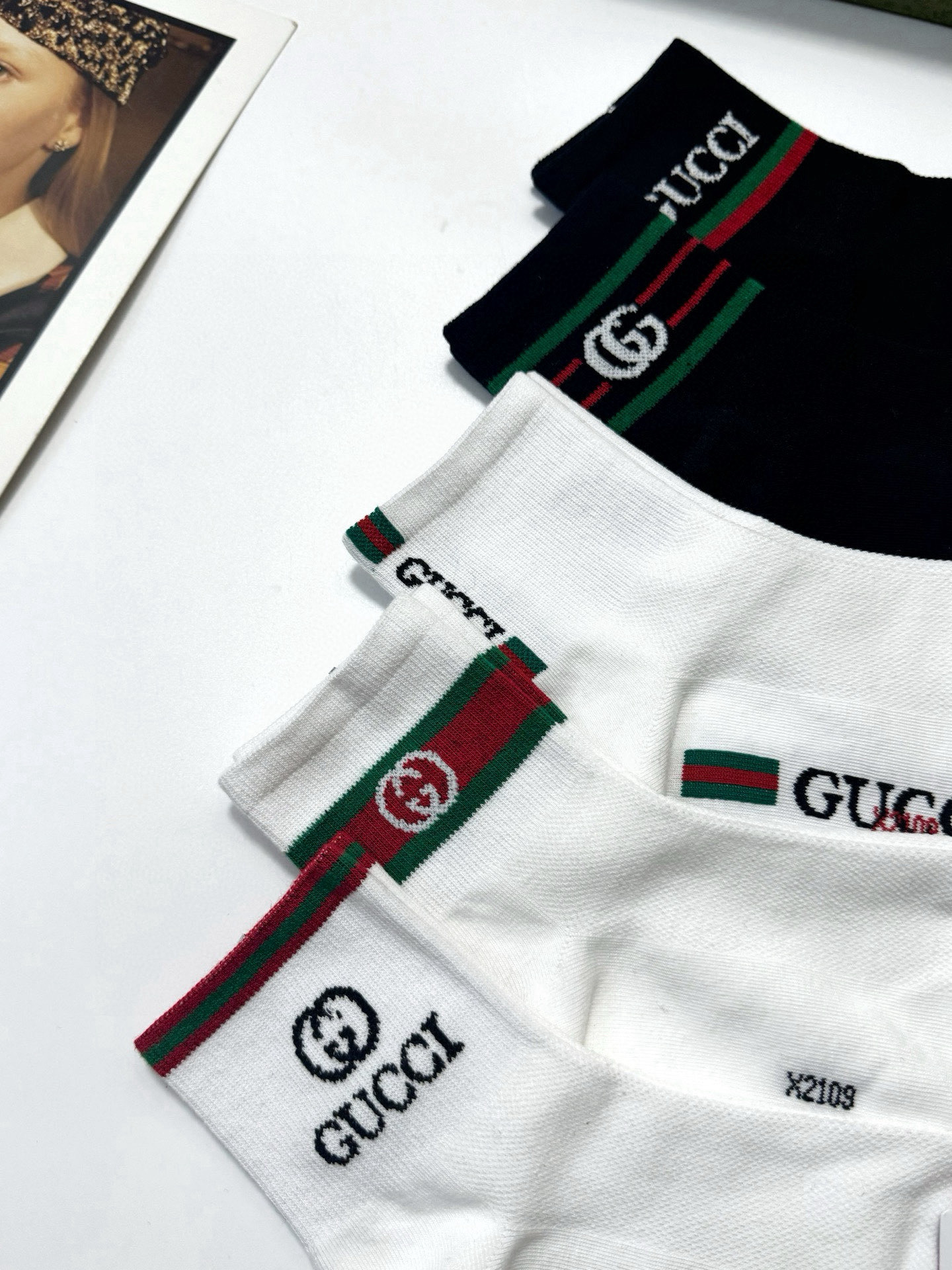  配包装
🌟【一盒5 双】
🌟Gucci 古琦 经典字母 logo 纯棉 短袜，空调袜  ！超级软糯亲肤