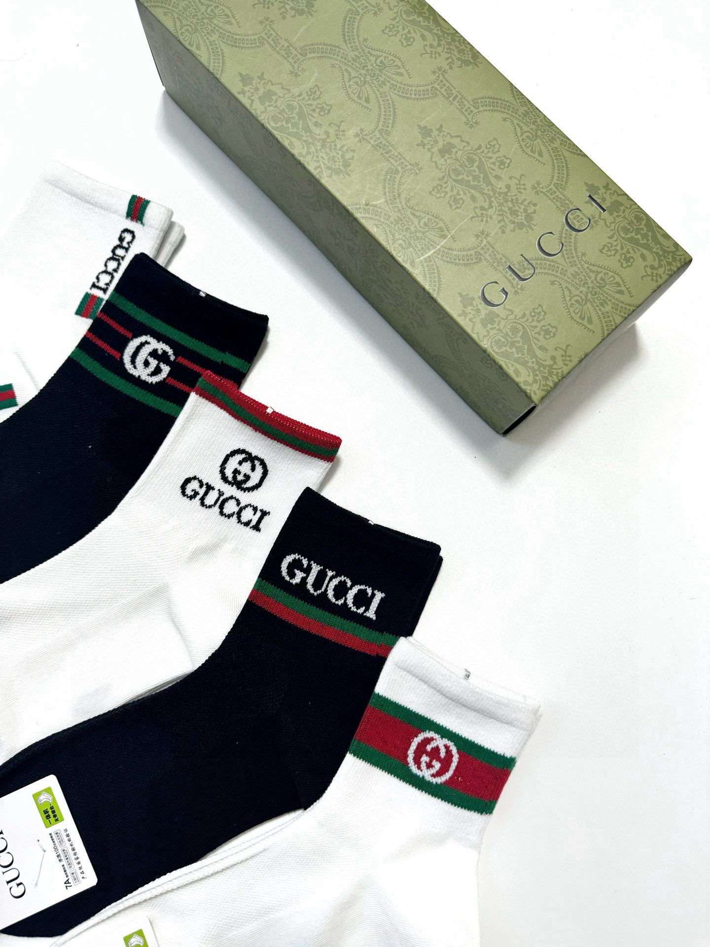  配包装
🌟【一盒5 双】
🌟Gucci 古琦 经典字母 logo 纯棉 短袜，空调袜  ！超级软糯亲肤