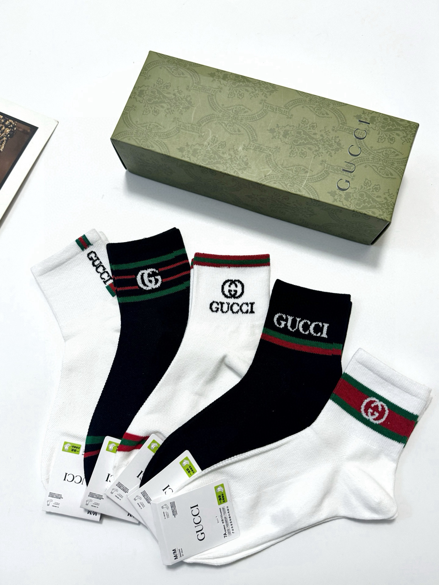  配包装
🌟【一盒5 双】
🌟Gucci 古琦 经典字母 logo 纯棉 短袜，空调袜  ！超级软糯亲肤