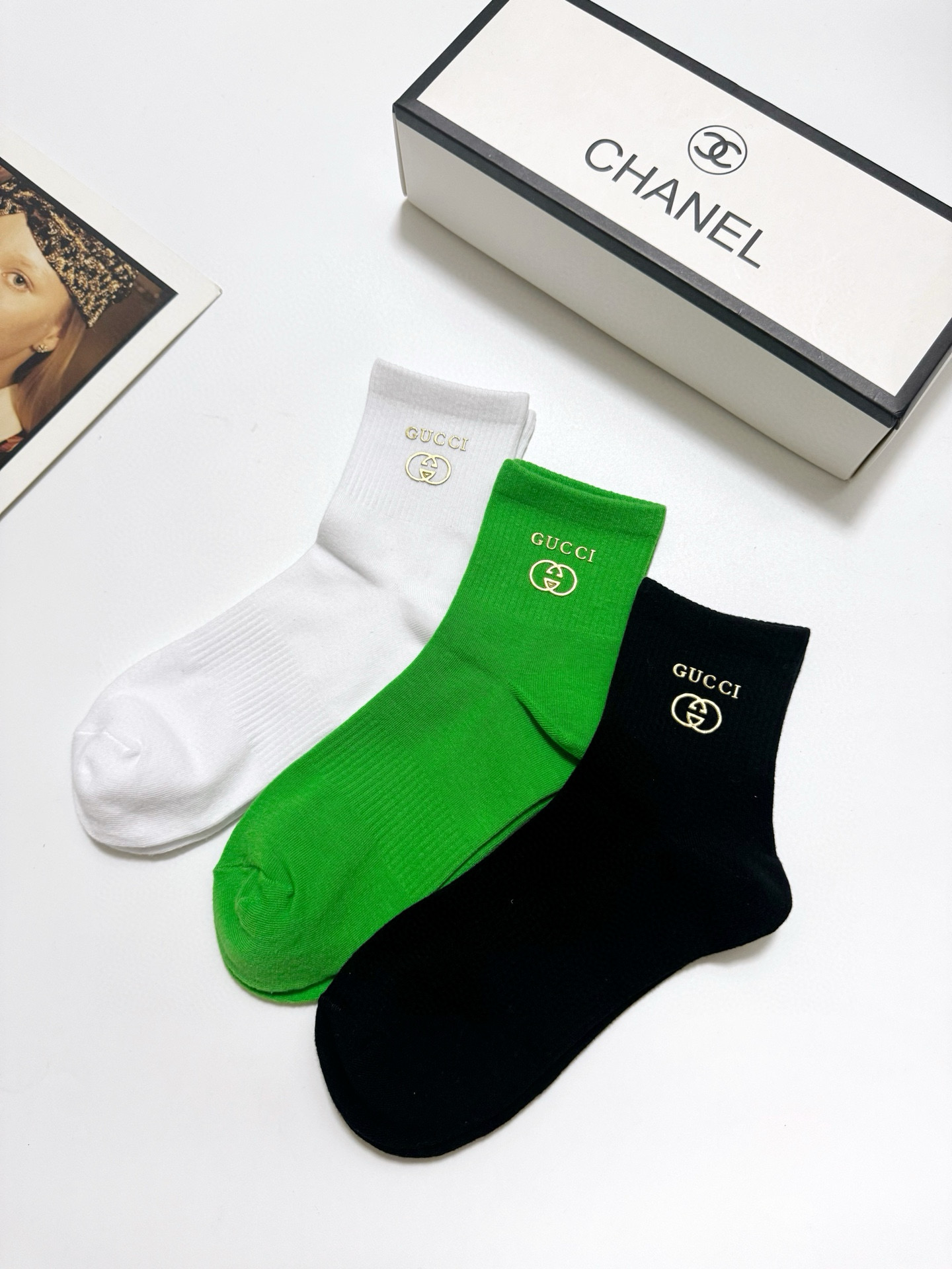  配包装
🌟【一盒3 双】
 🌟Gucci 古琦经典字母logo纯棉 中筒袜  ins超火爆红人同款，精