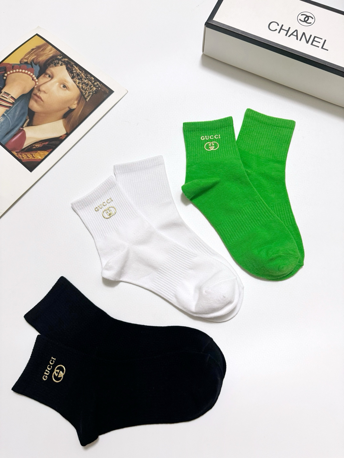  配包装
🌟【一盒3 双】
 🌟Gucci 古琦经典字母logo纯棉 中筒袜  ins超火爆红人同款，精